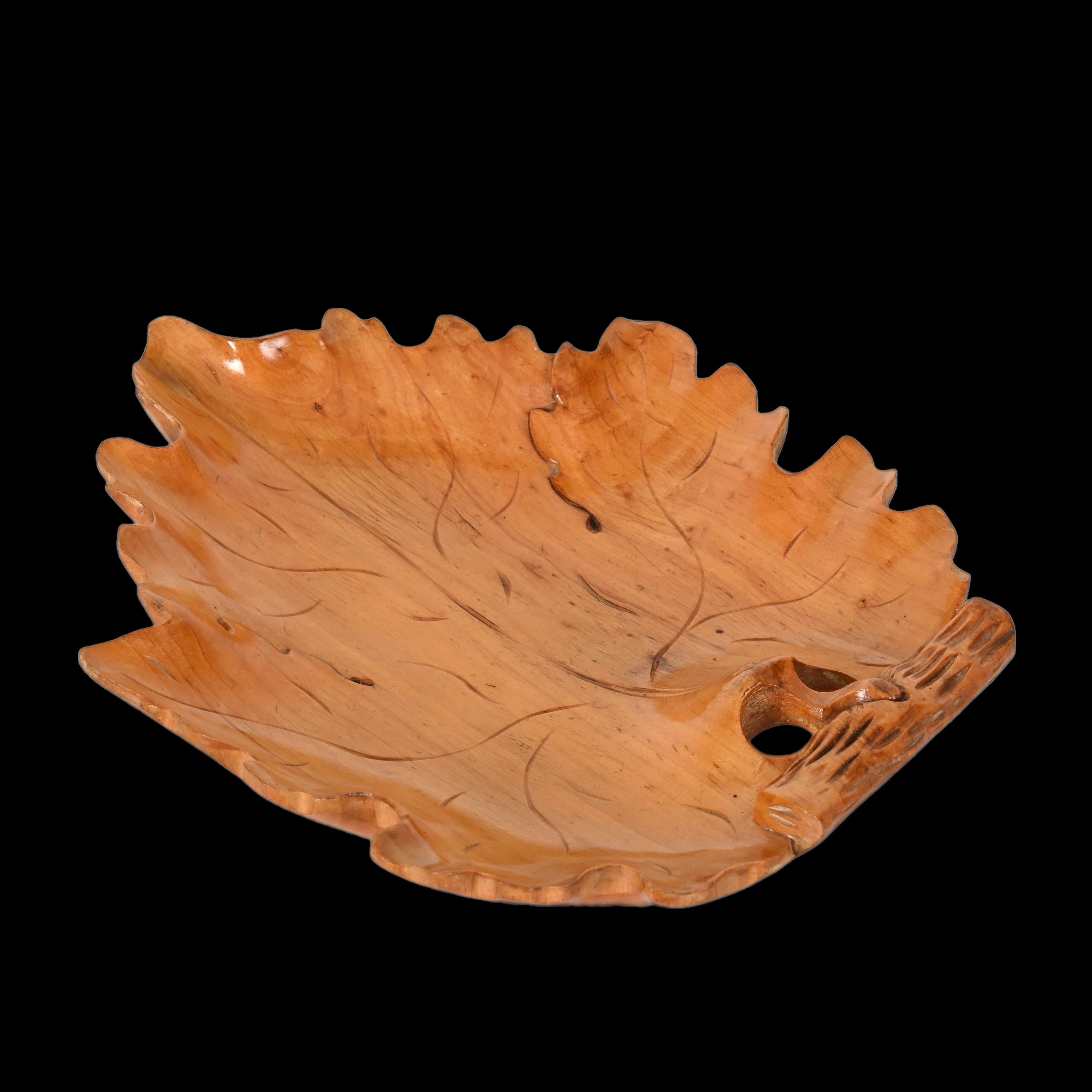 Wonderful midcentury handmade birchwood maple leaf-shaped centrepiece. Aldo Tura probably designed this piece during 1950s for Macabo.

This piece is special as it has a curved maple tree leaf shape with astonishing details, like veins. The wood