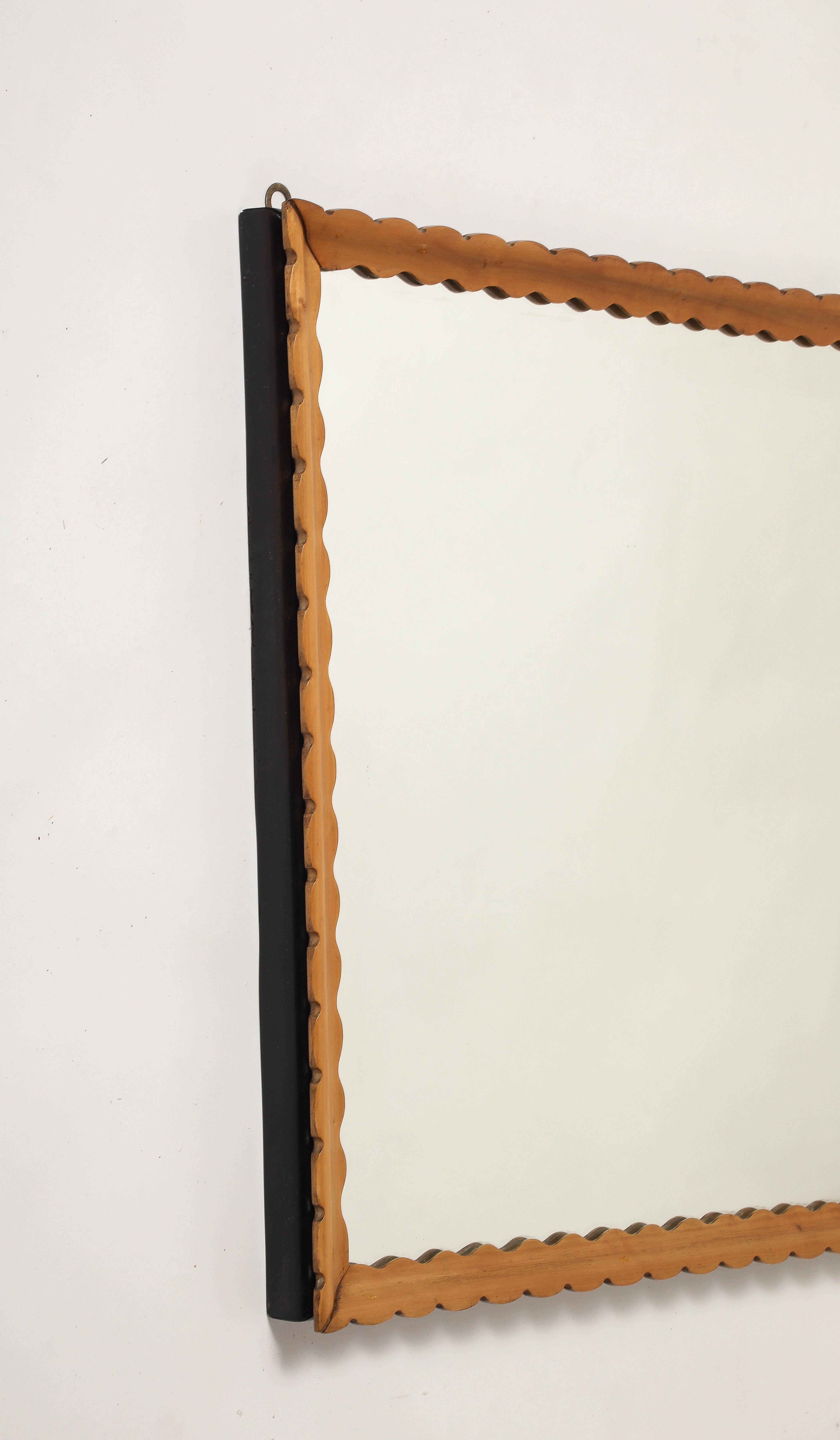 Specchio orizzontale di grandi dimensioni con cornice in Wood Wood smerlato 1950s In condizioni buone in vendita a New York, NY