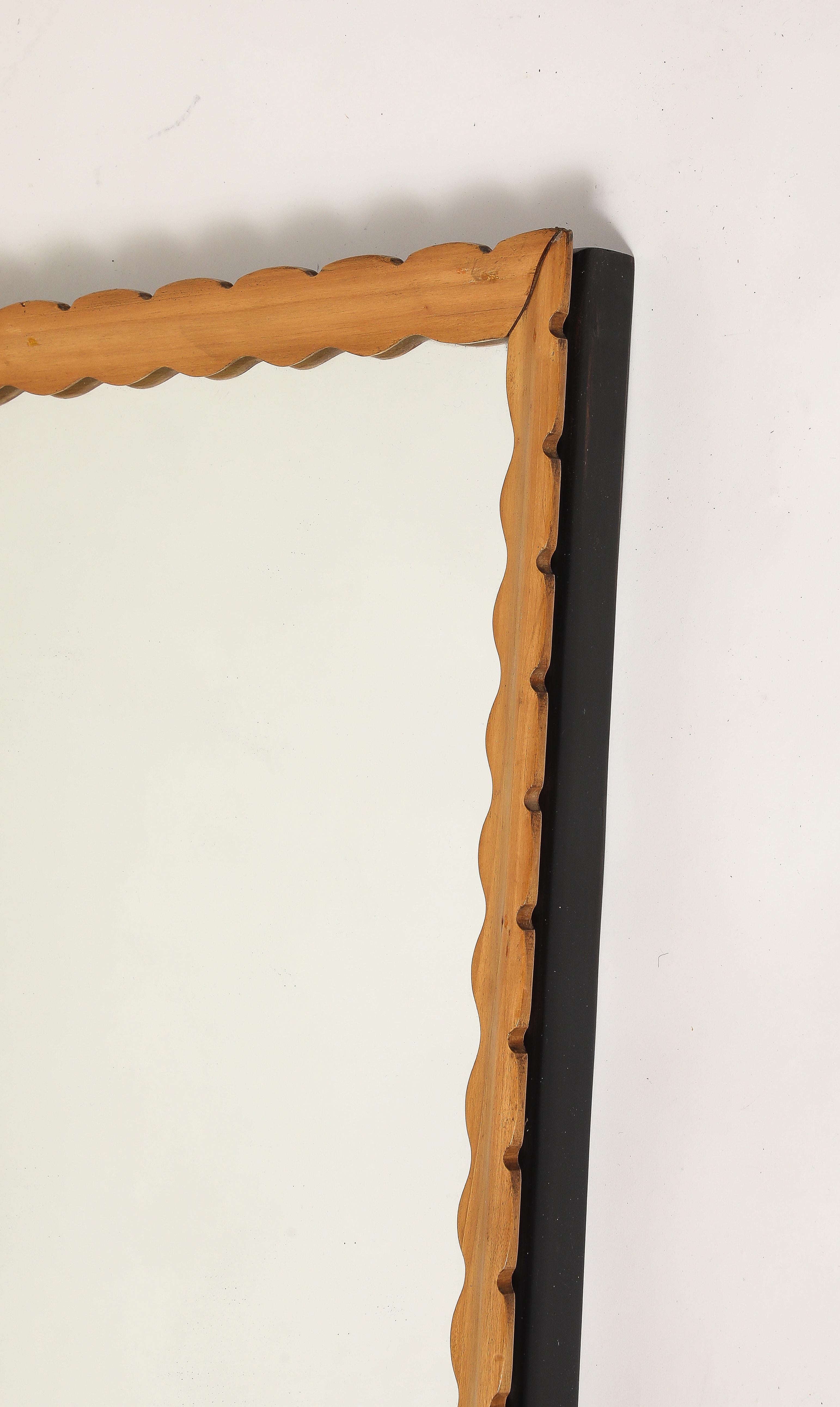 Espejo de pared italiano de mediados de siglo con marco de madera tallado y festoneado, años 50 en venta 3