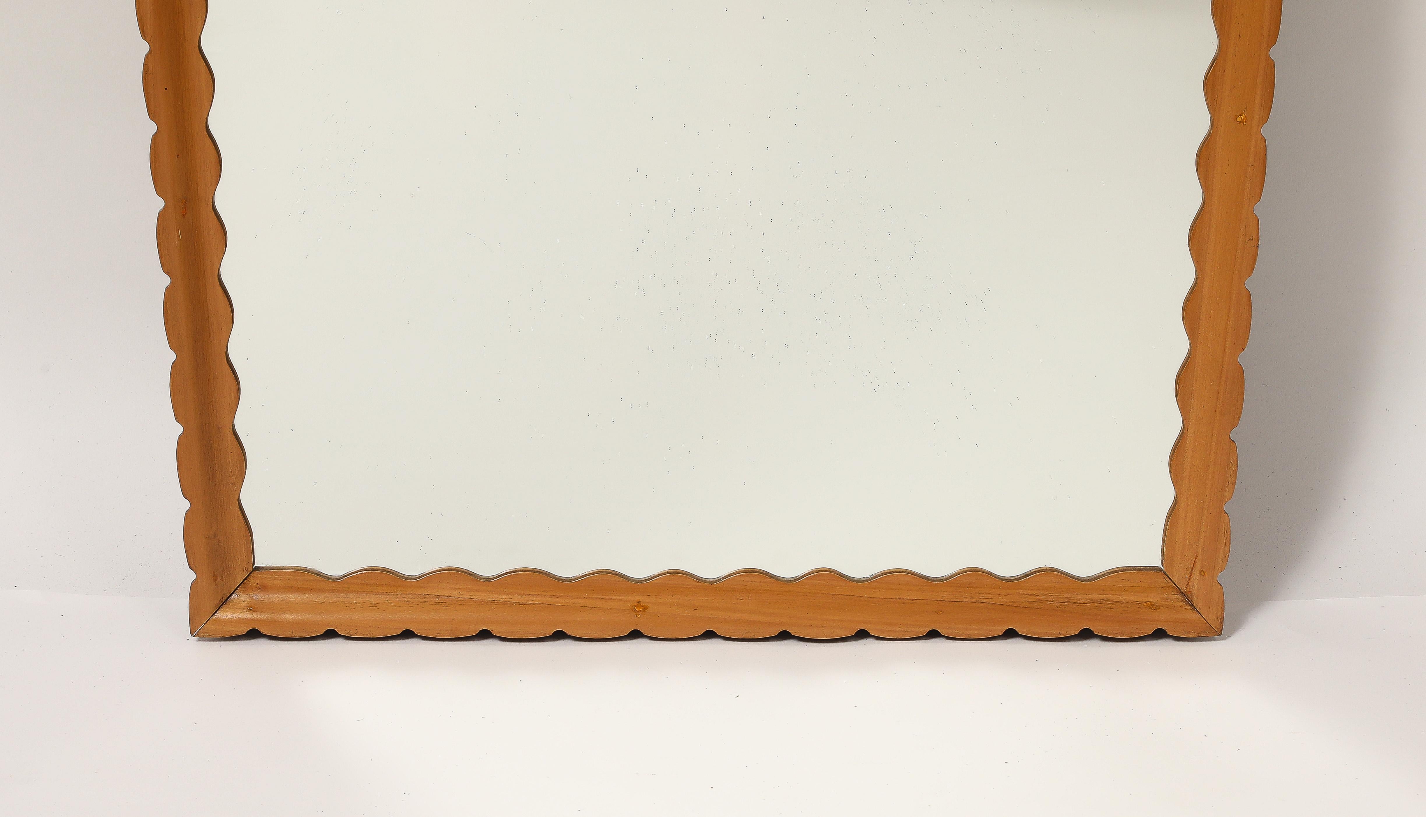 Espejo de pared italiano de mediados de siglo con marco de madera tallado y festoneado, años 50 en venta 4