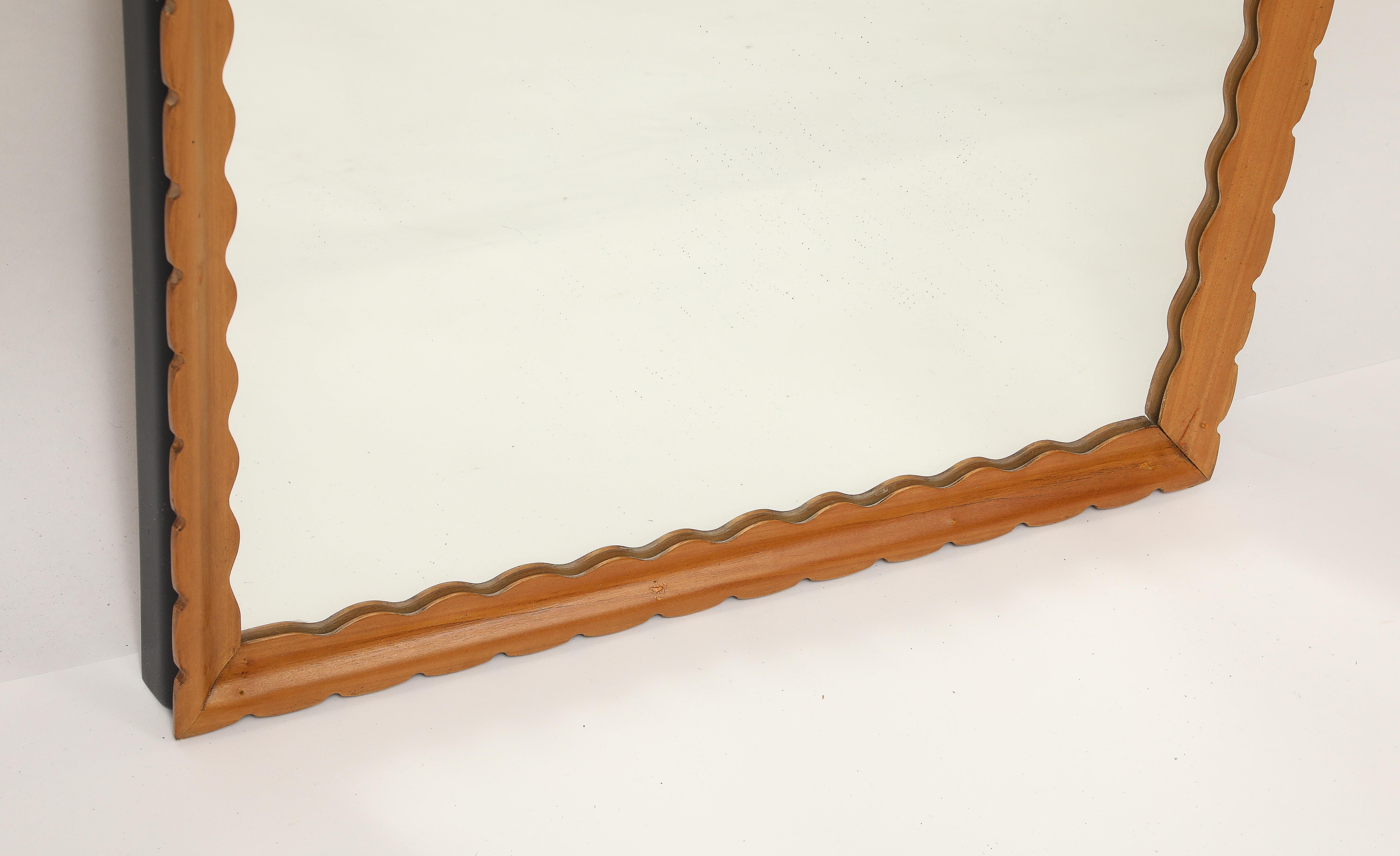Espejo de pared italiano de mediados de siglo con marco de madera tallado y festoneado, años 50 en venta 5