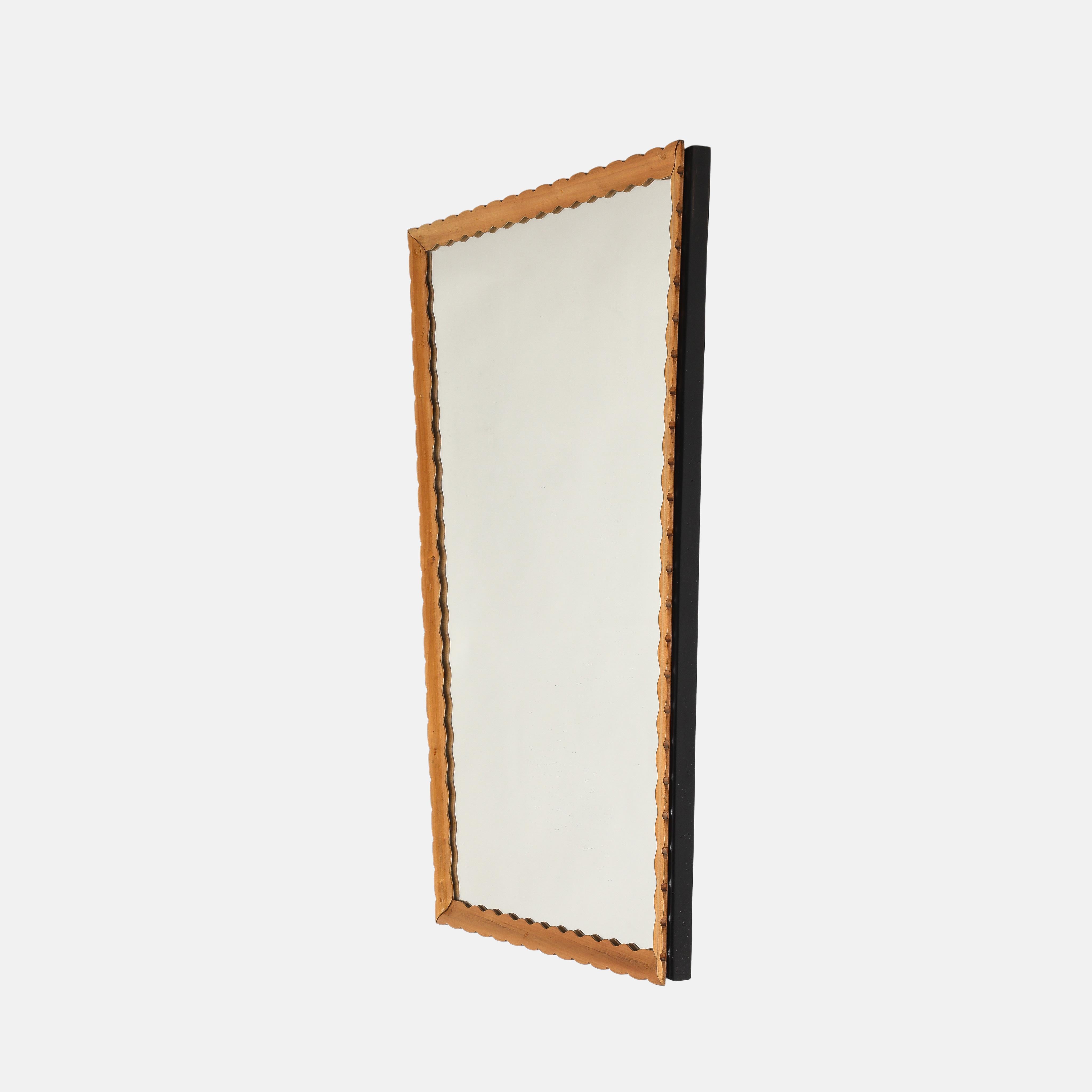 Espejo de pared italiano de mediados de siglo con marco de madera tallado y festoneado, años 50 Moderno de mediados de siglo en venta