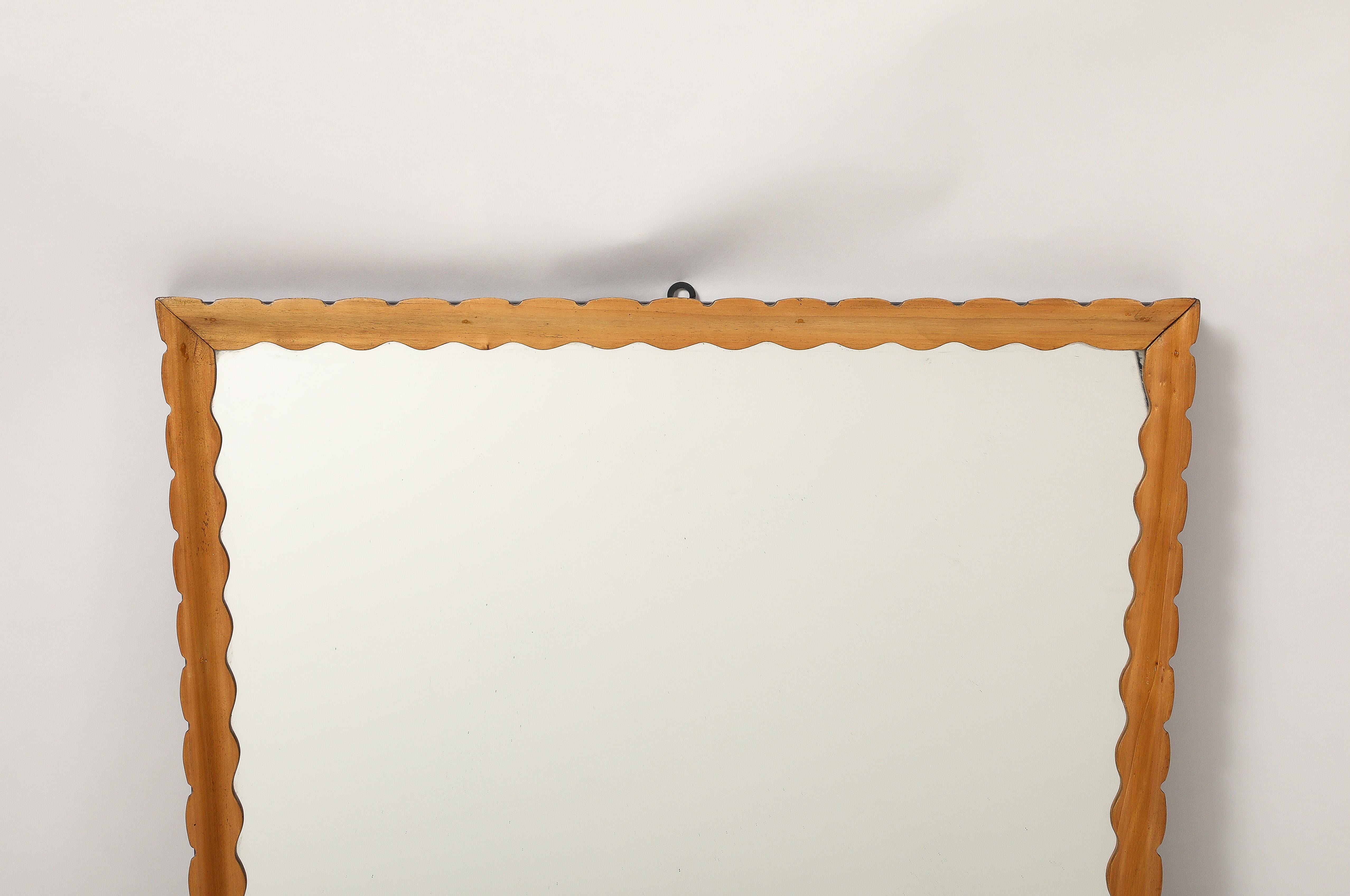 Espejo de pared italiano de mediados de siglo con marco de madera tallado y festoneado, años 50 Italiano en venta