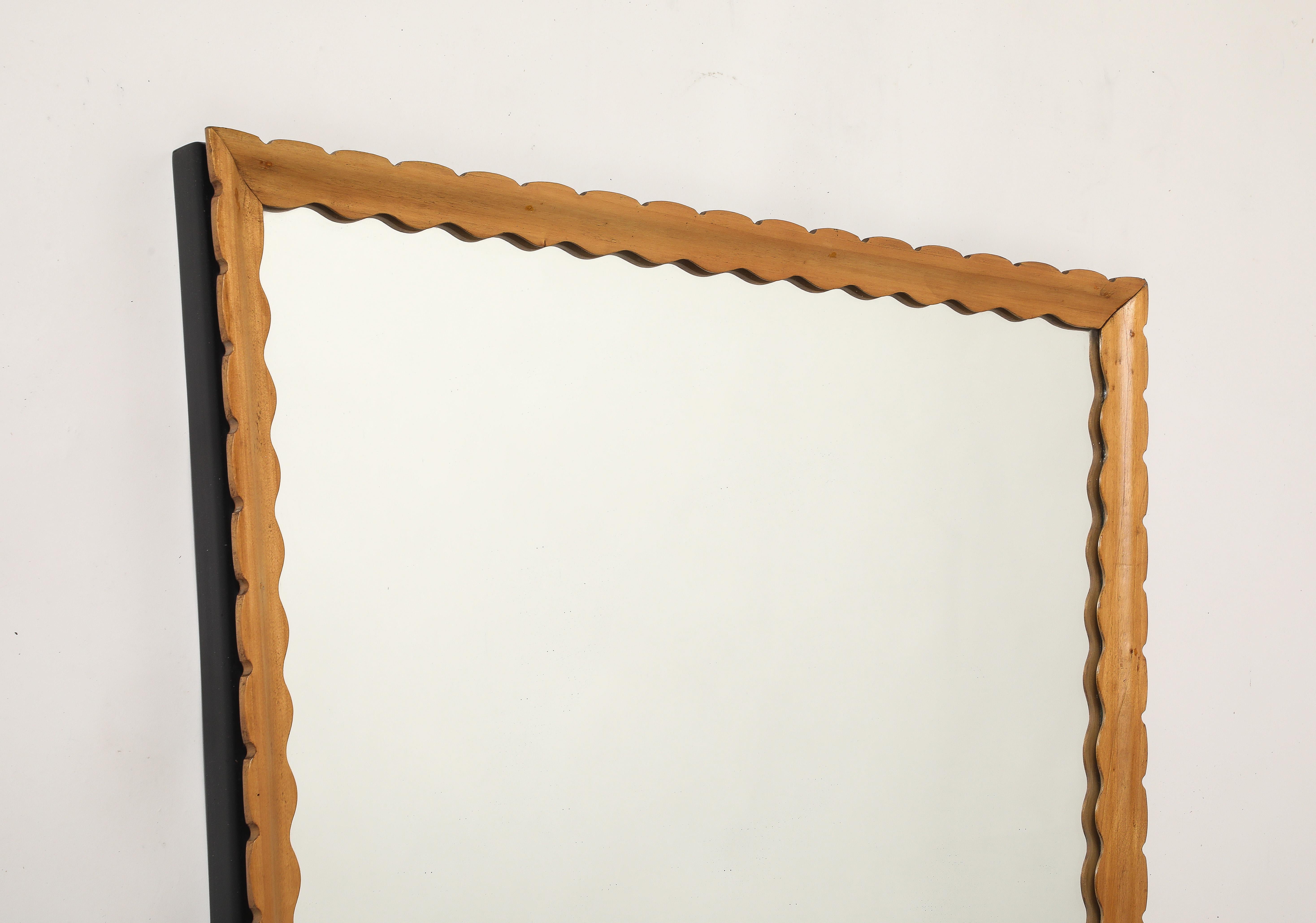 Espejo de pared italiano de mediados de siglo con marco de madera tallado y festoneado, años 50 Pulido en venta