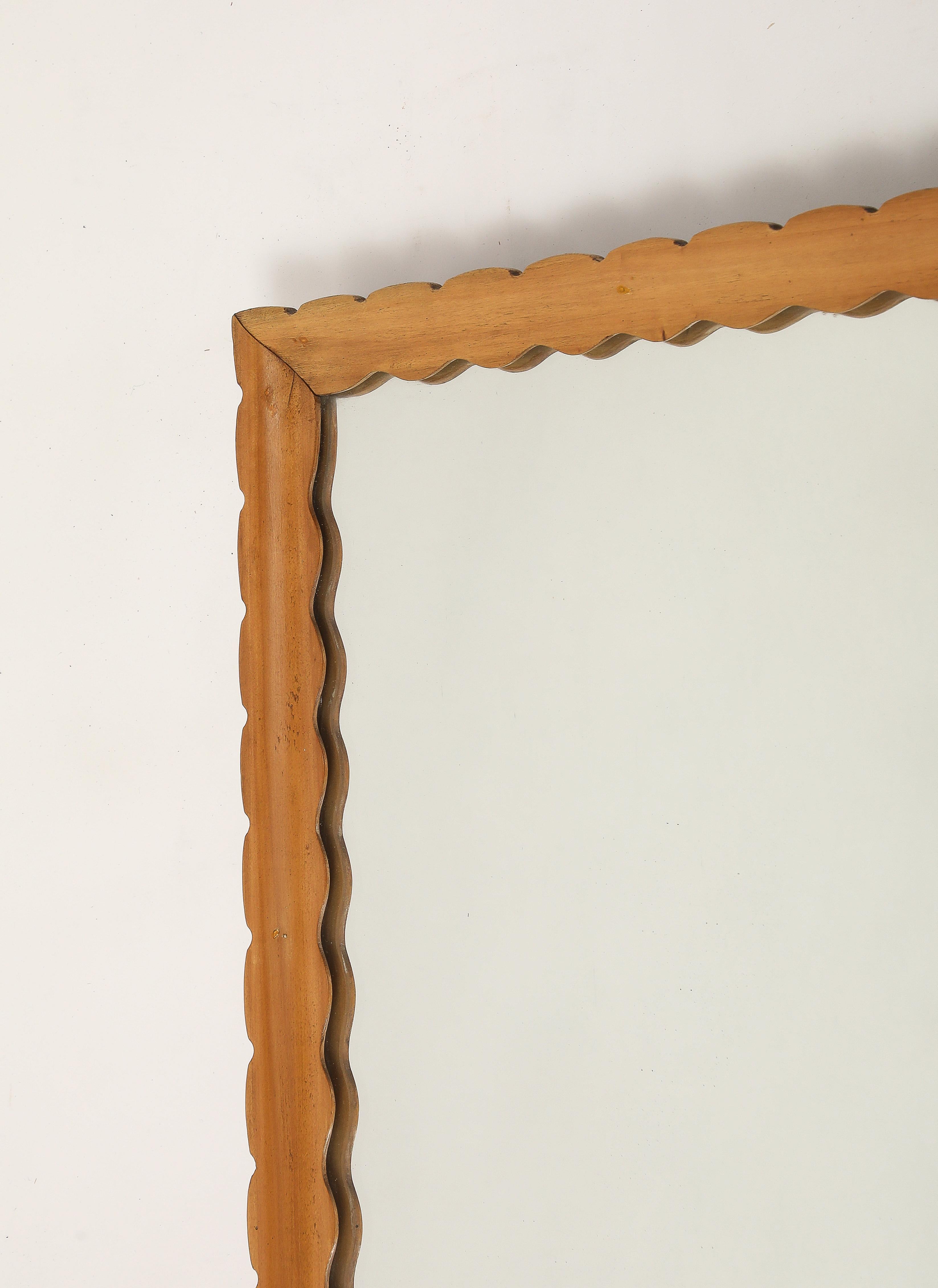 Espejo de pared italiano de mediados de siglo con marco de madera tallado y festoneado, años 50 en Bueno estado para la venta en New York, NY