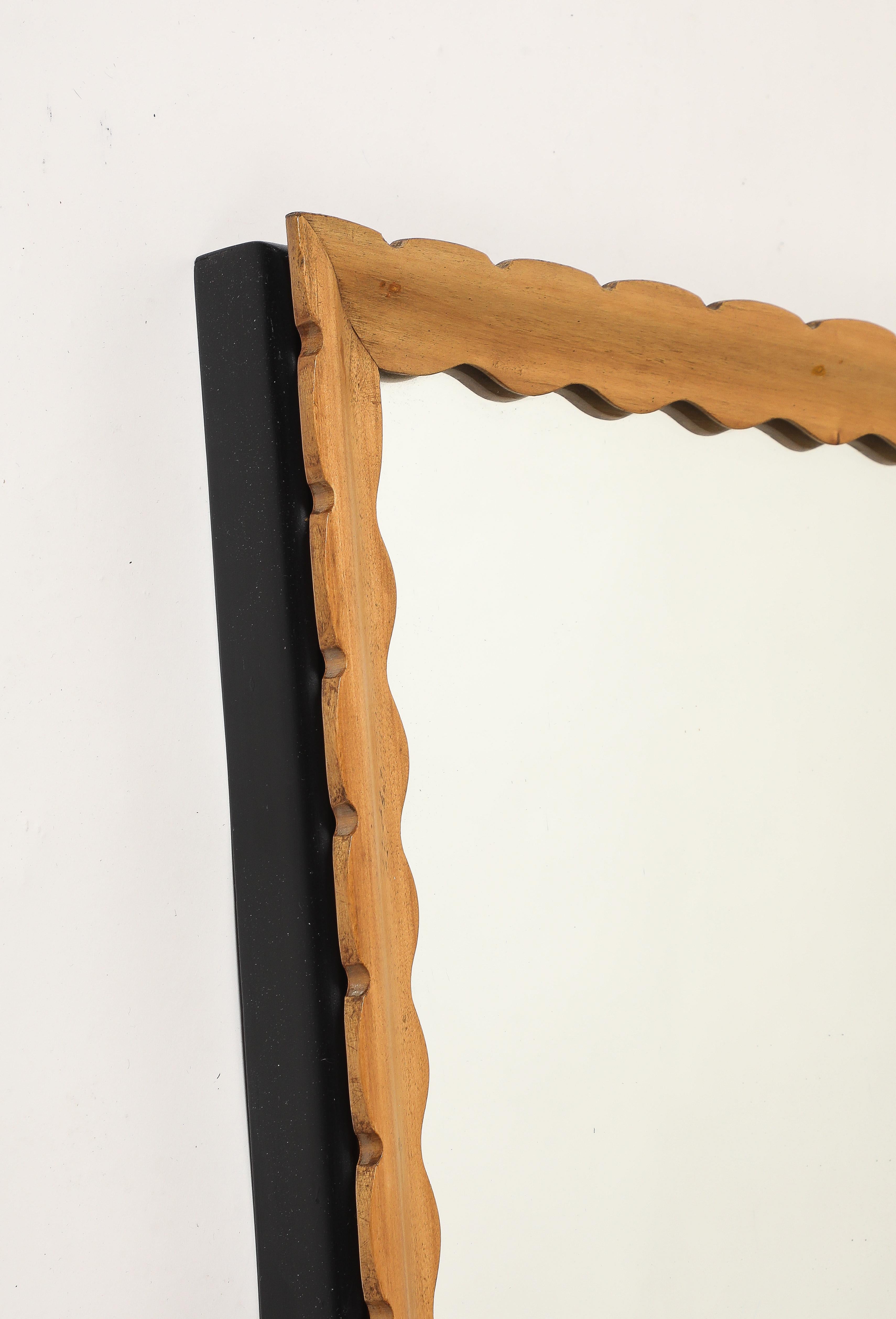 Espejo de pared italiano de mediados de siglo con marco de madera tallado y festoneado, años 50 mediados del siglo XX en venta