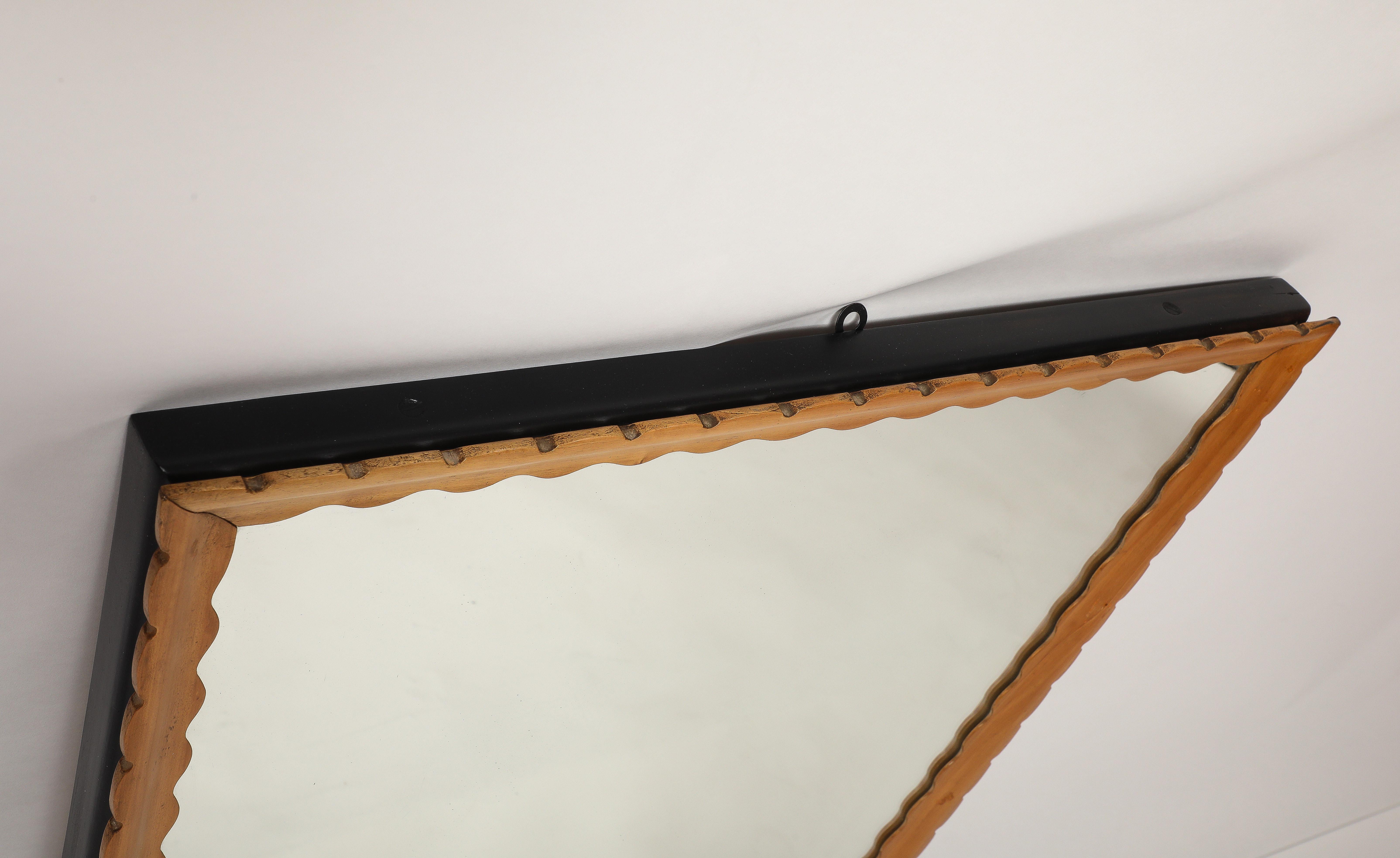 Espejo de pared italiano de mediados de siglo con marco de madera tallado y festoneado, años 50 en venta 1