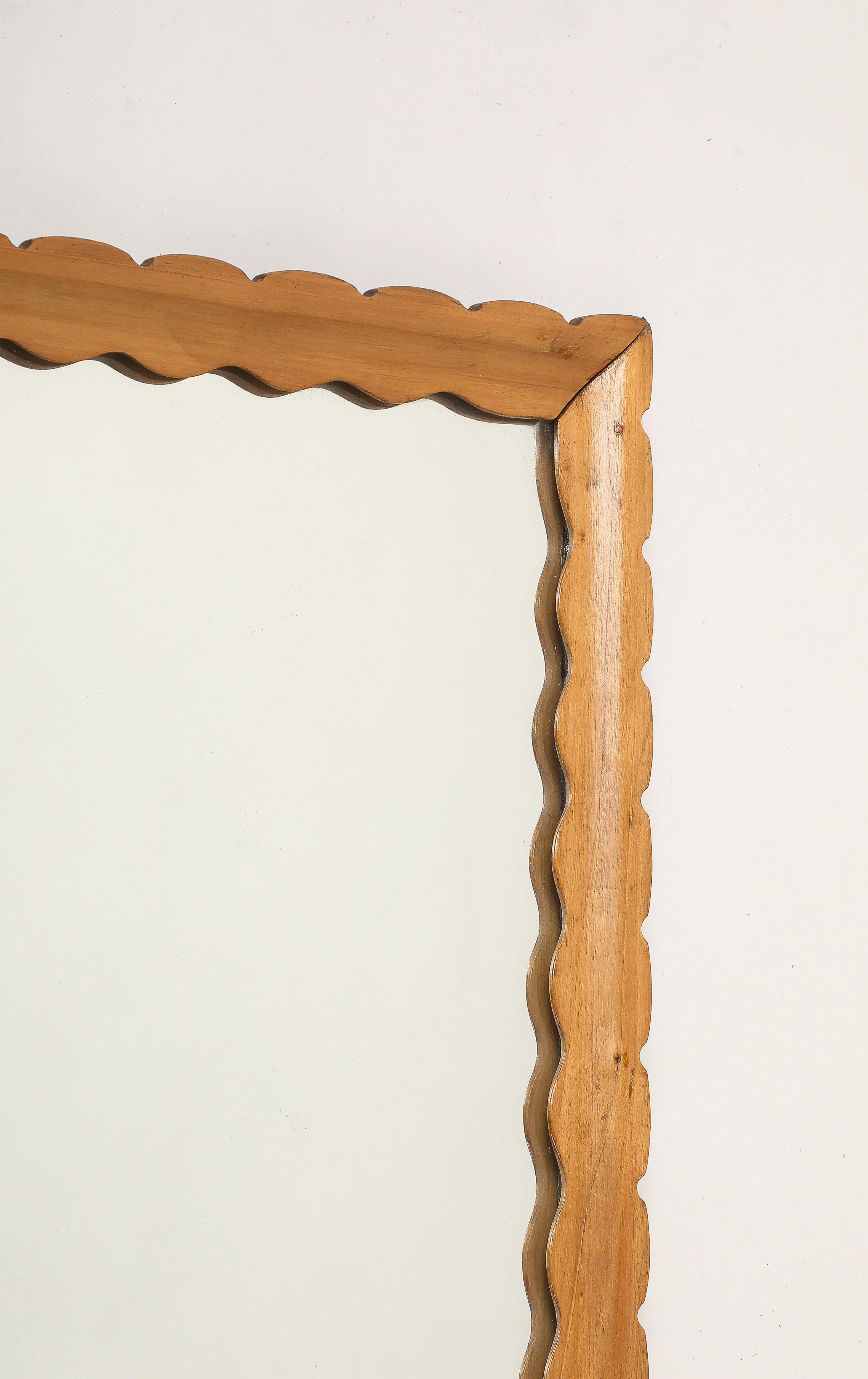 Espejo de pared italiano de mediados de siglo con marco de madera tallado y festoneado, años 50 en venta 2