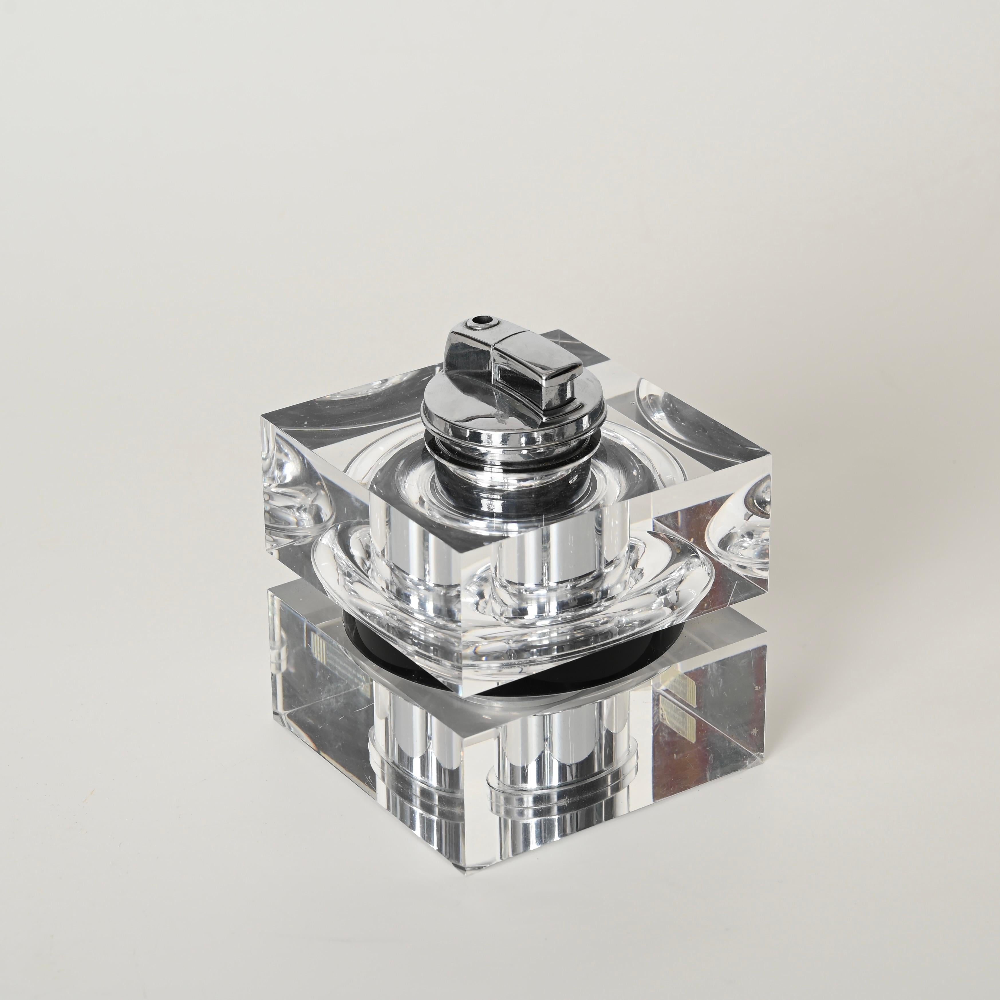 Encendedor de mesa cúbico grande italiano de mediados de siglo en lucita, Italia Años 70 Lucite