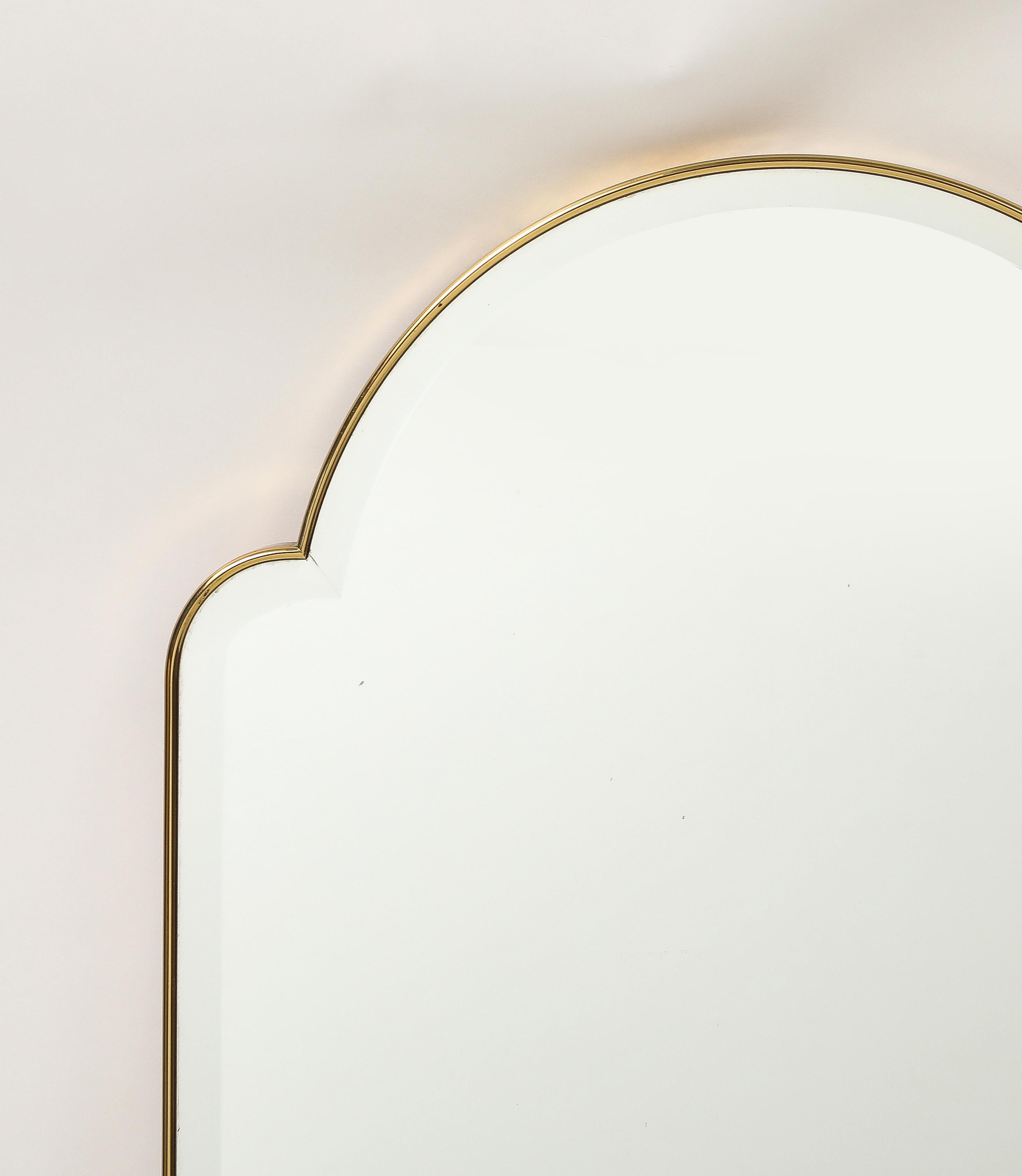 Miroir biseauté en laiton de style italien du milieu du siècle 1950 Bon état - En vente à New York, NY