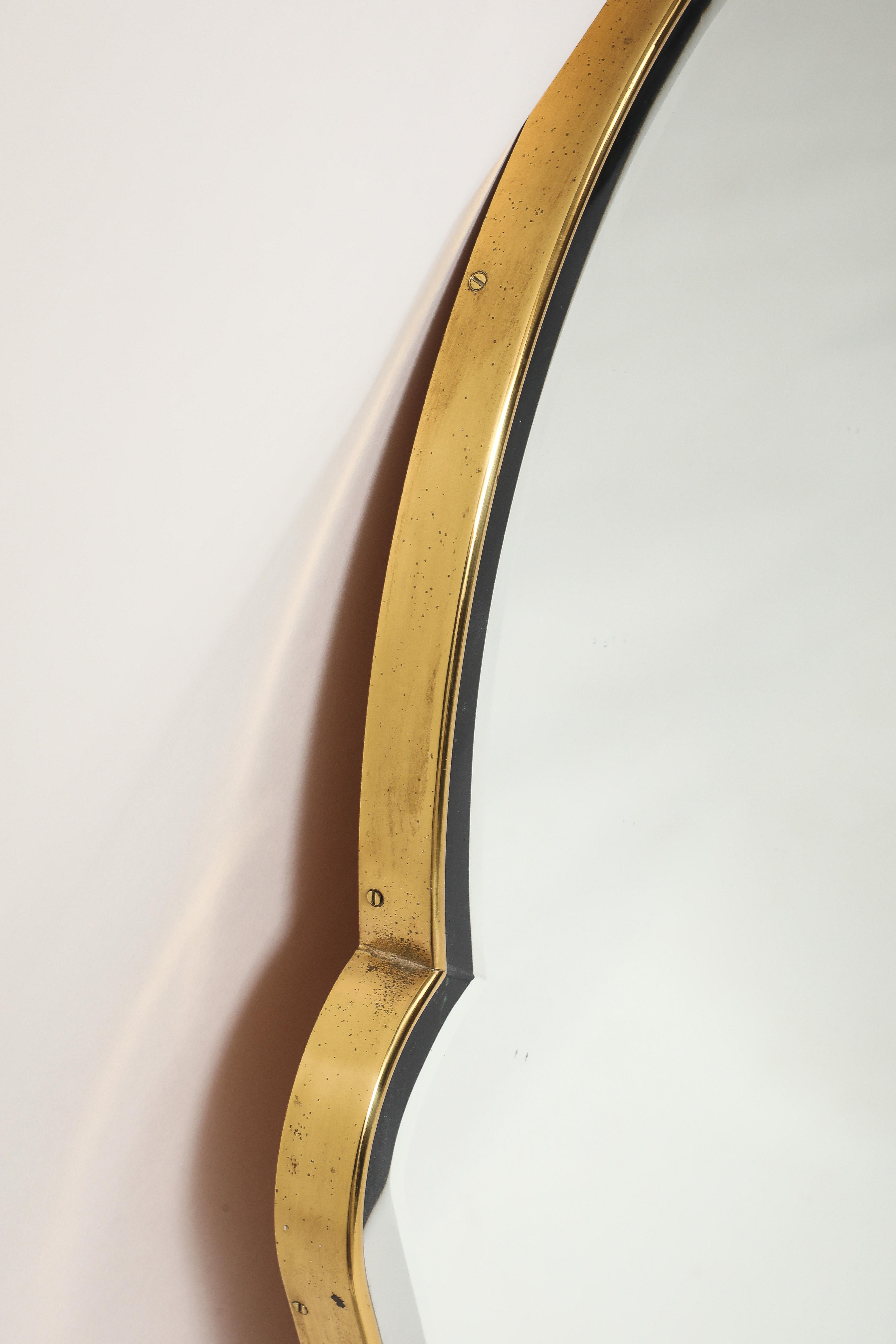 Miroir biseauté en laiton de style italien du milieu du siècle 1950 en vente 1