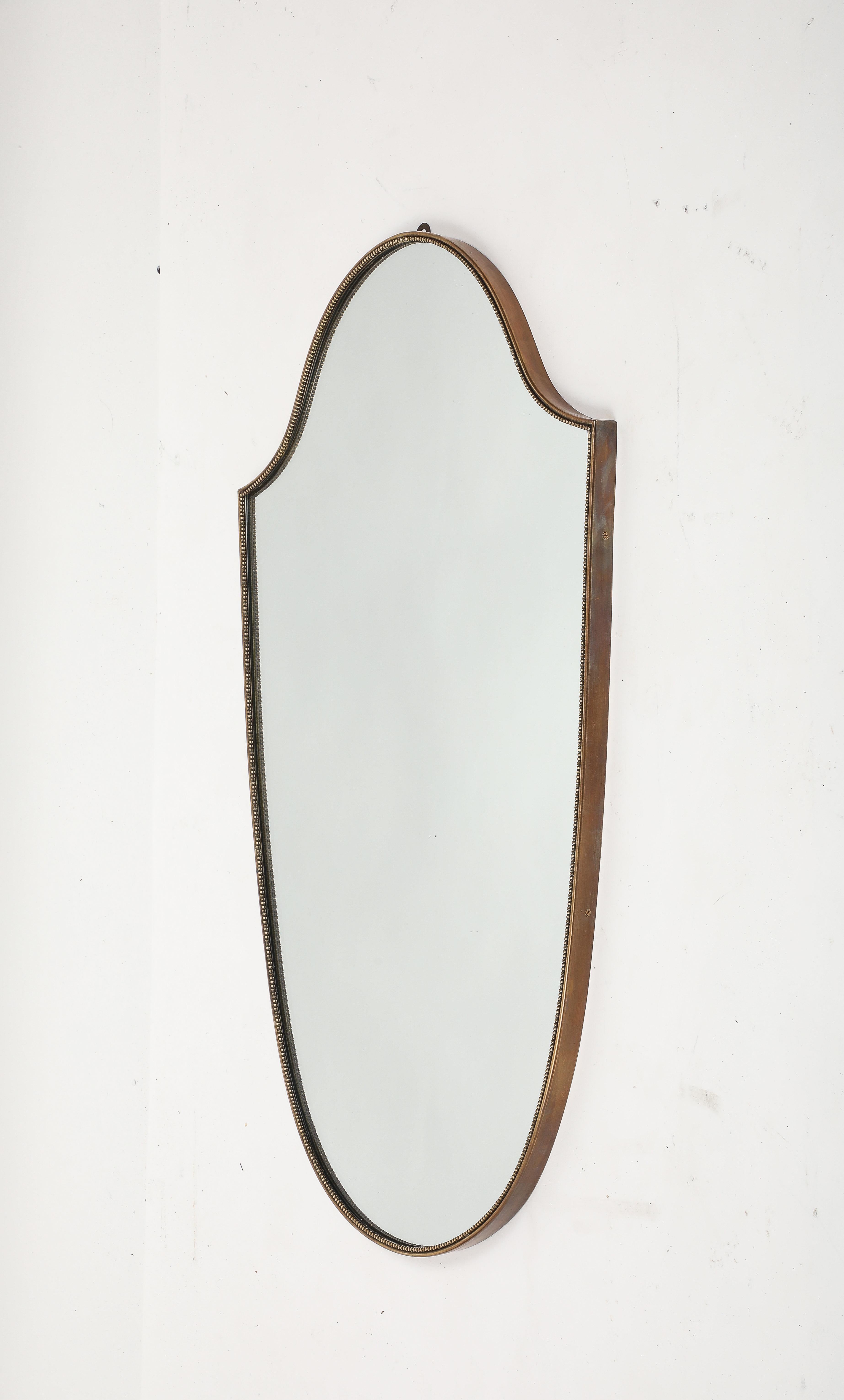 Italienischer großer schildförmiger Perlenspiegel aus Messing, 1950er Jahre (Moderne der Mitte des Jahrhunderts) im Angebot