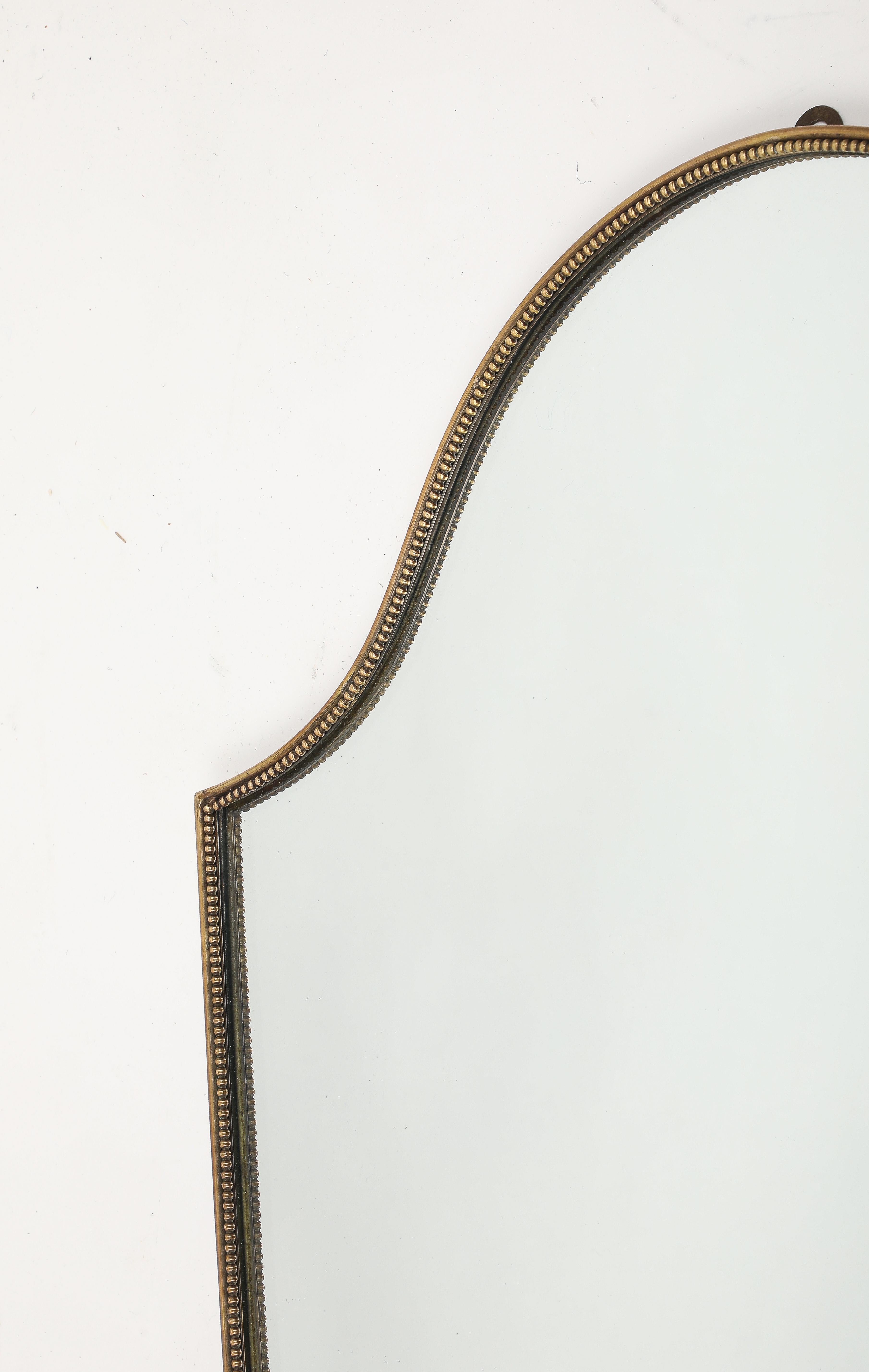 Italienischer großer schildförmiger Perlenspiegel aus Messing, 1950er Jahre im Zustand „Gut“ im Angebot in New York, NY