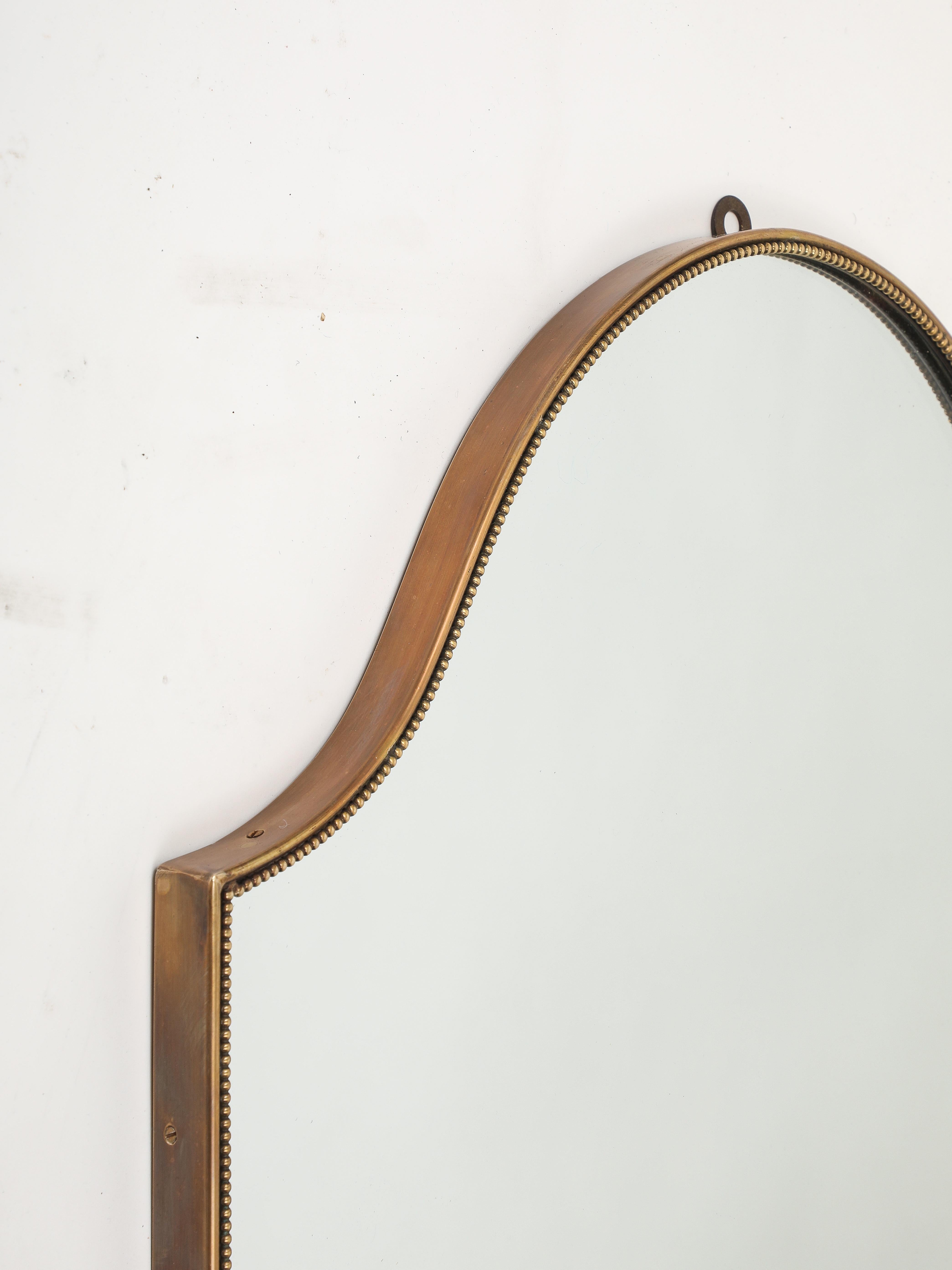 Italienischer großer schildförmiger Perlenspiegel aus Messing, 1950er Jahre (Mitte des 20. Jahrhunderts) im Angebot