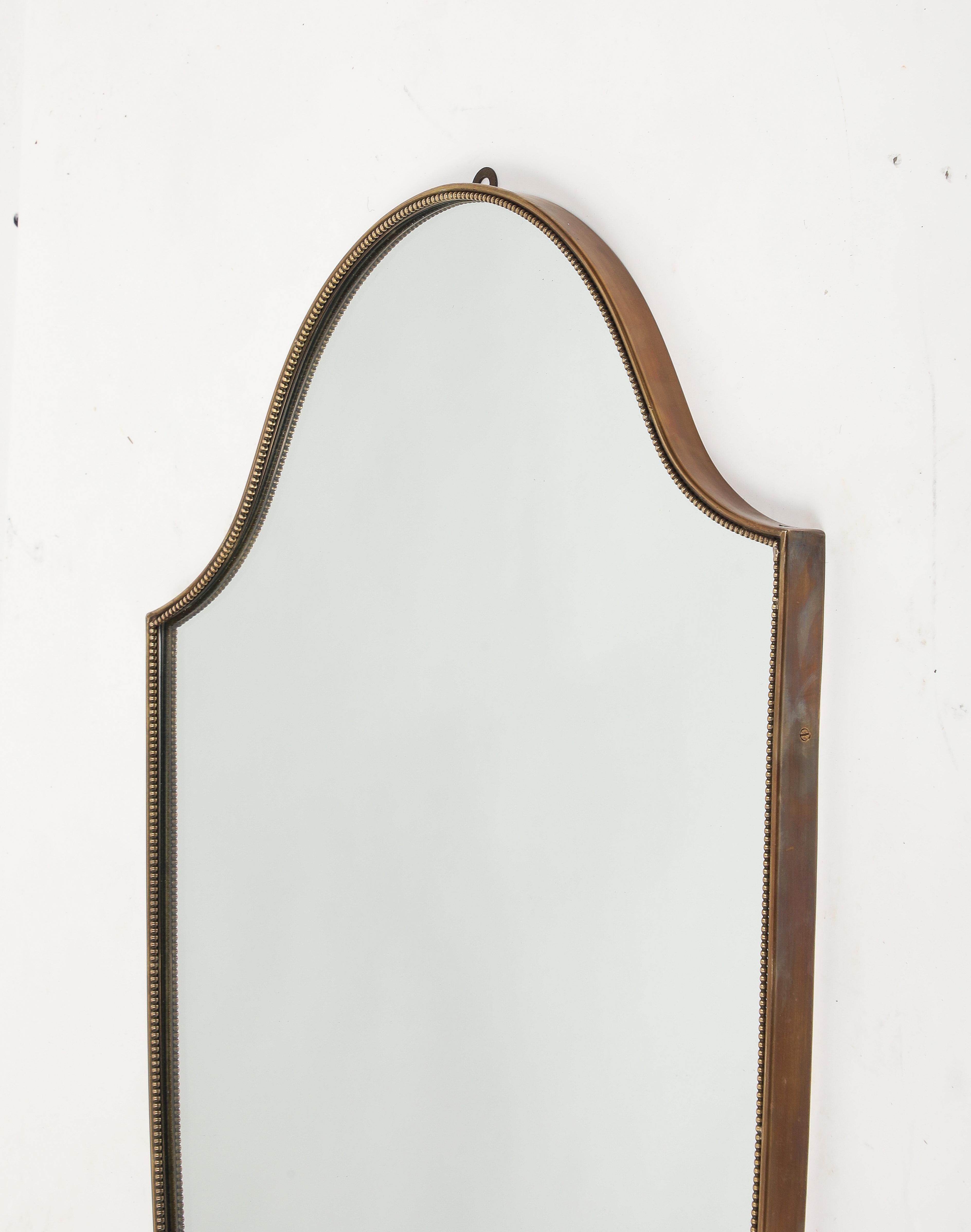 Italienischer großer schildförmiger Perlenspiegel aus Messing, 1950er Jahre im Angebot 1