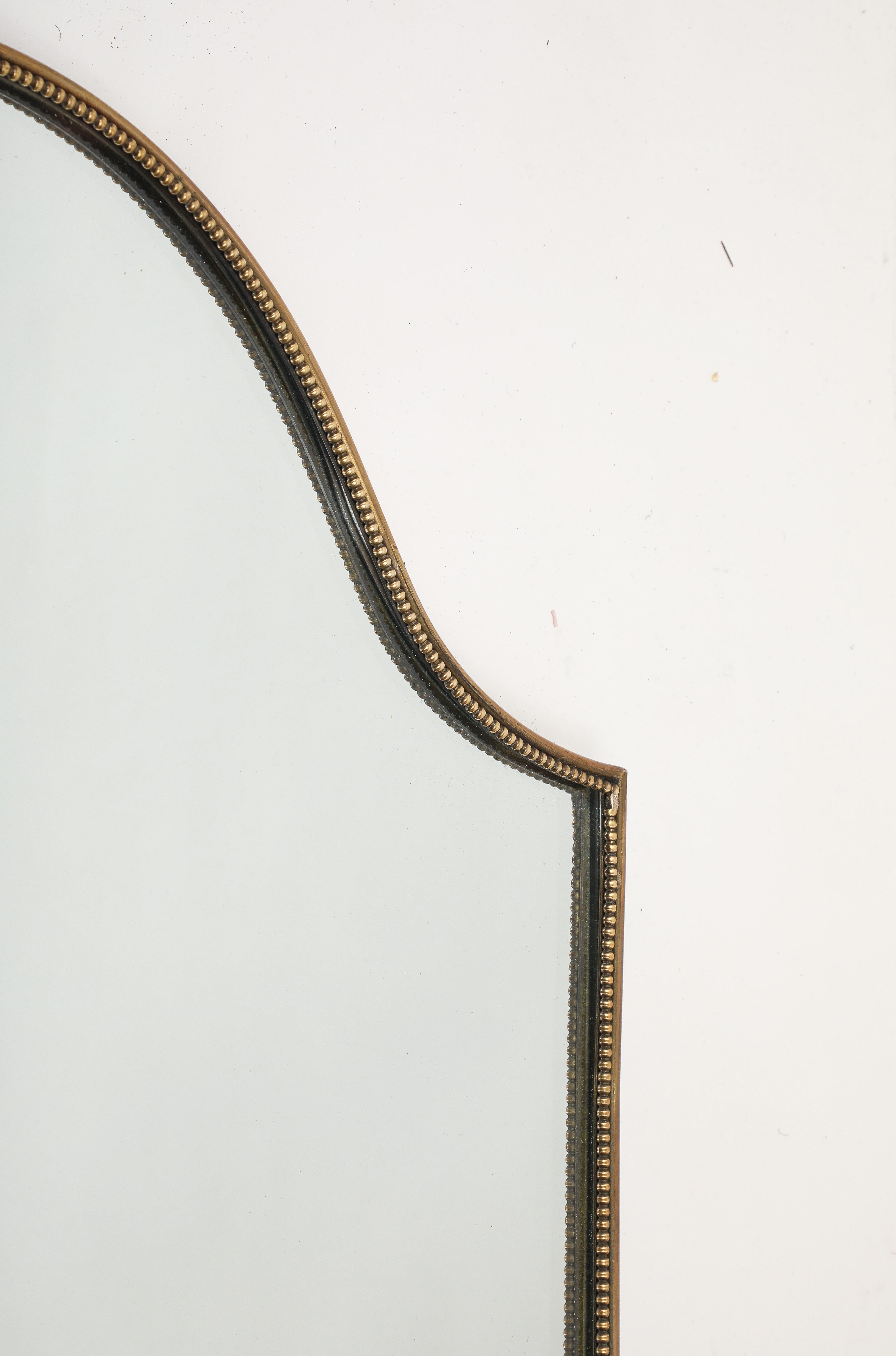 Italienischer großer schildförmiger Perlenspiegel aus Messing, 1950er Jahre im Angebot 2