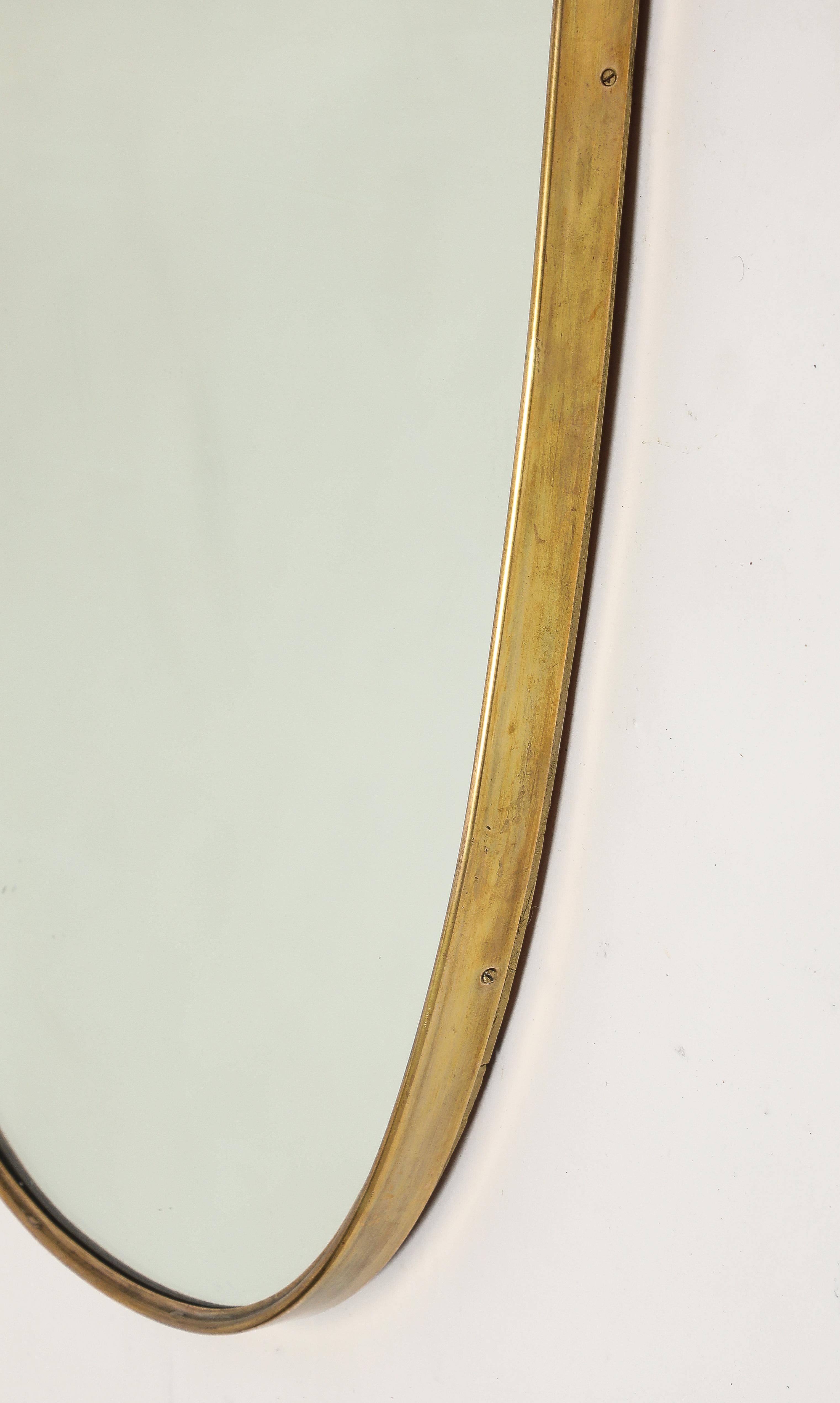 Grand miroir en laiton en forme de bouclier, Italie du milieu du siècle dernier, années 1950 en vente 7