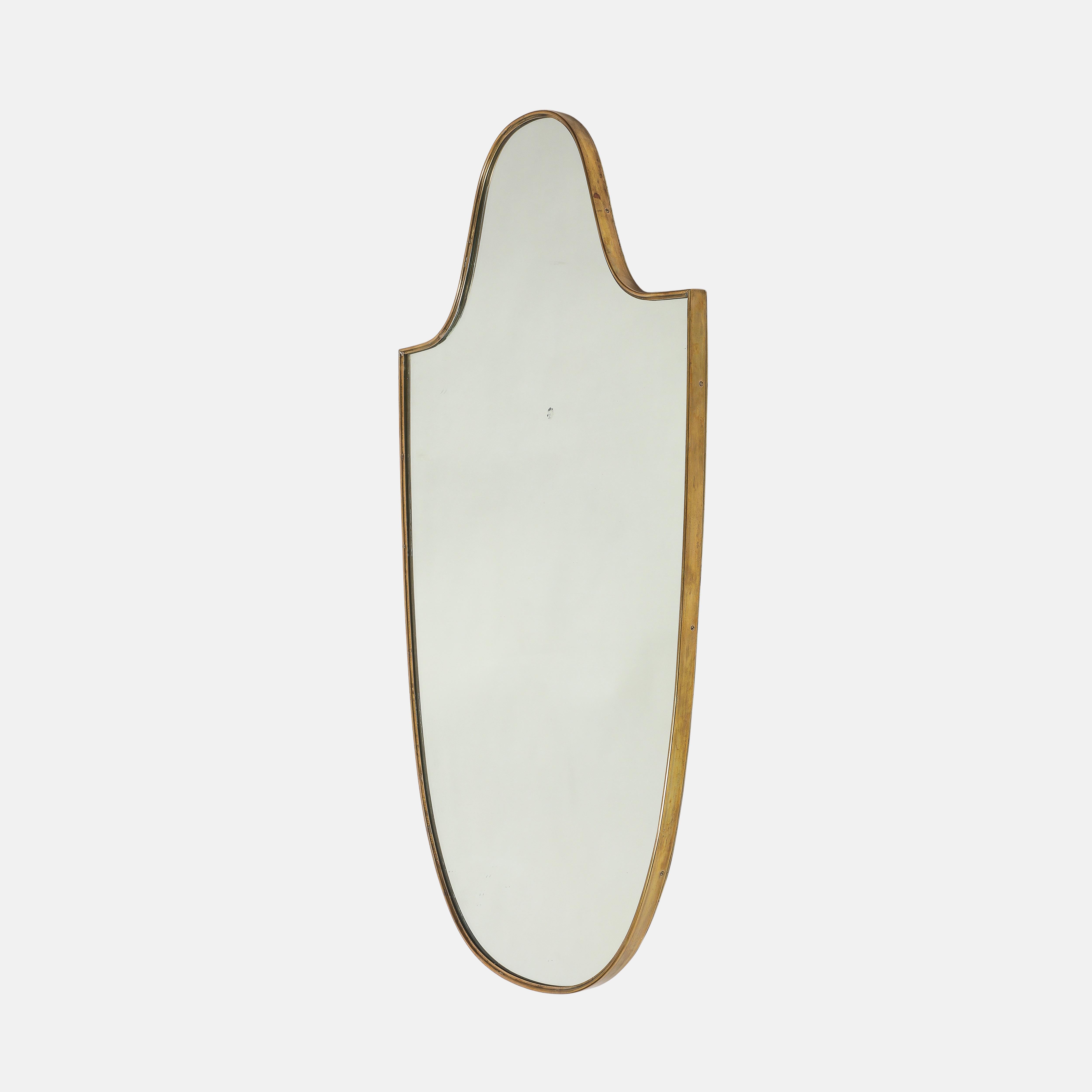 Mid-Century Modern Grand miroir en laiton en forme de bouclier, Italie du milieu du siècle dernier, années 1950 en vente
