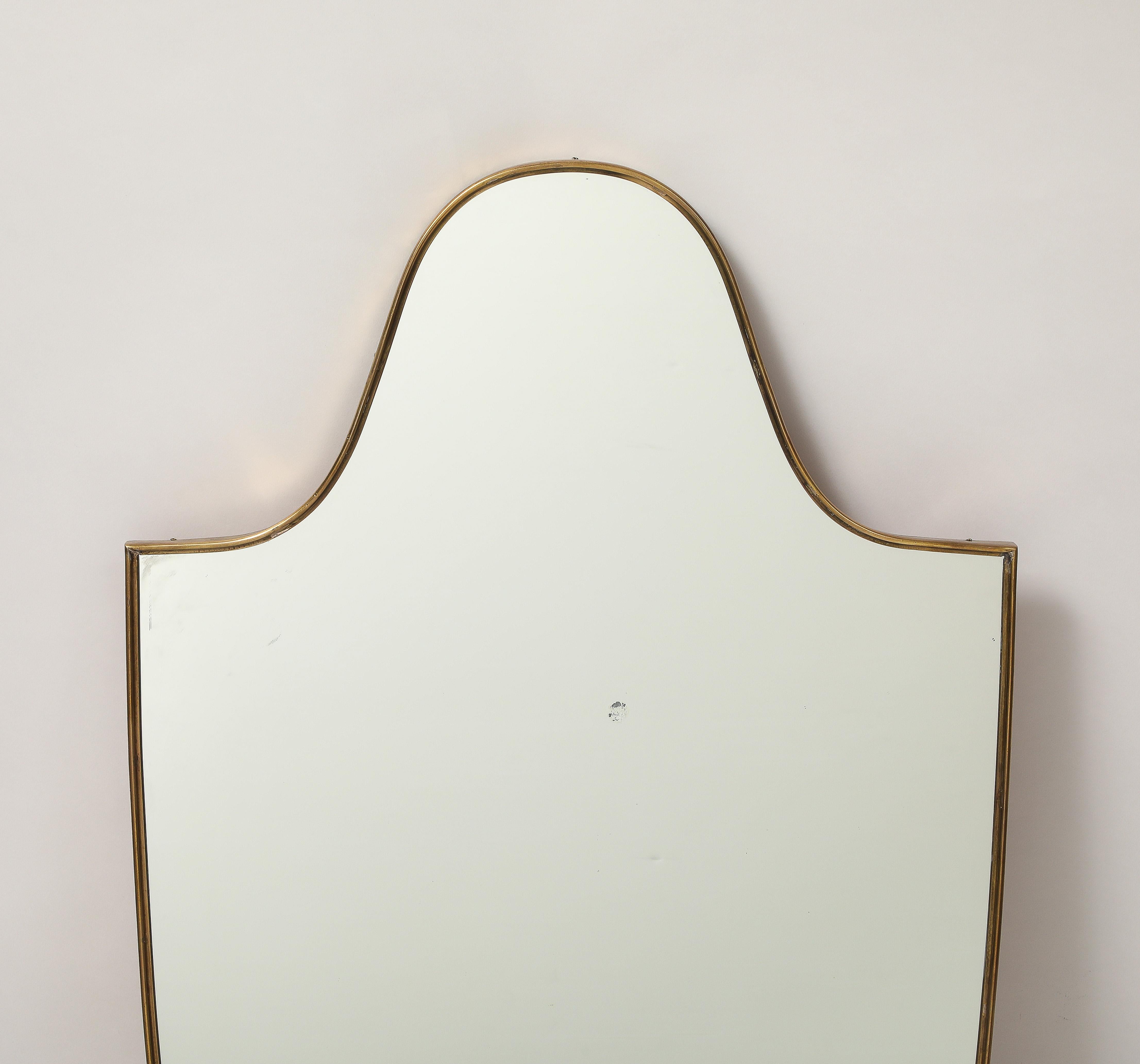 italien Grand miroir en laiton en forme de bouclier, Italie du milieu du siècle dernier, années 1950 en vente