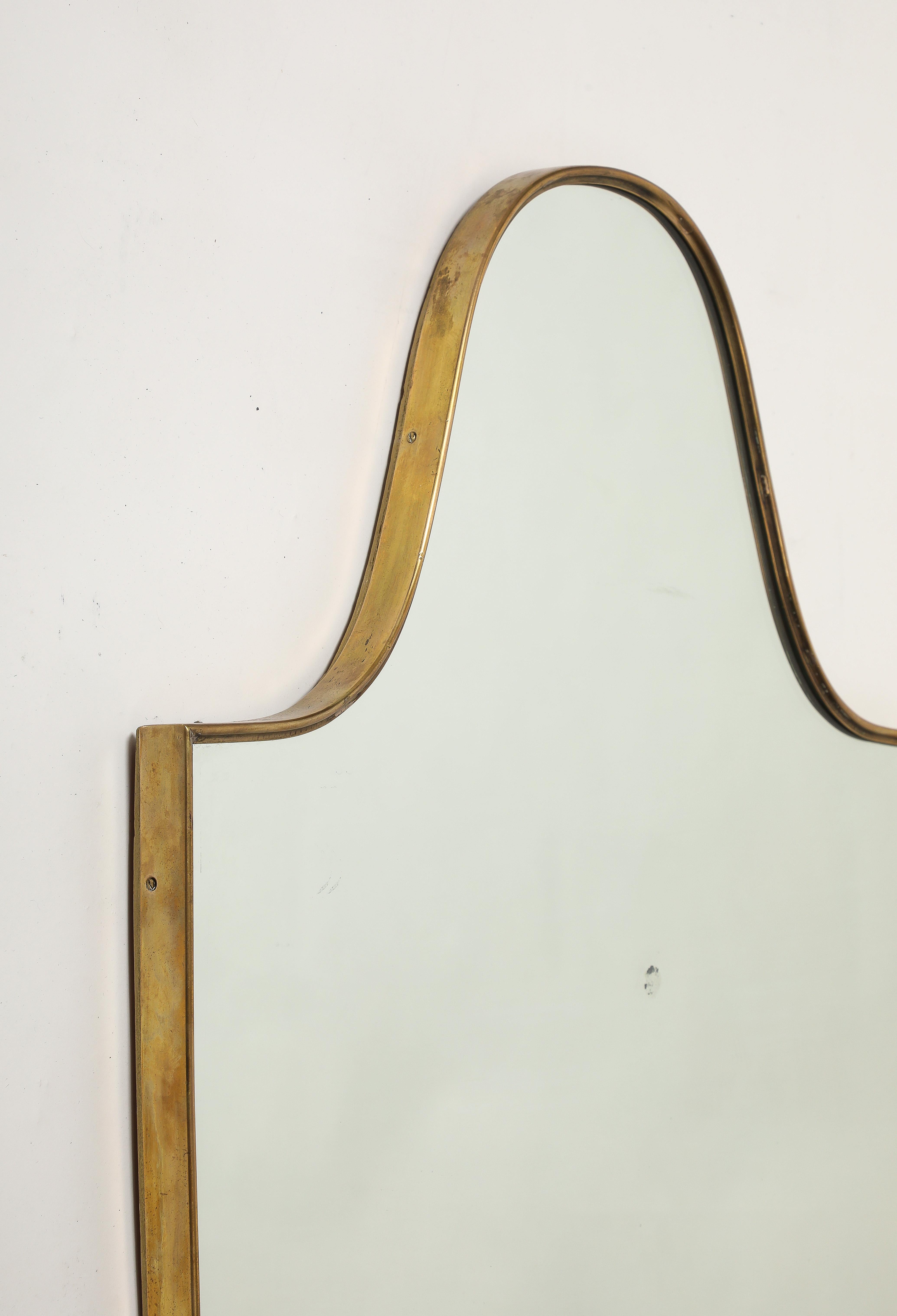 Grand miroir en laiton en forme de bouclier, Italie du milieu du siècle dernier, années 1950 Bon état - En vente à New York, NY