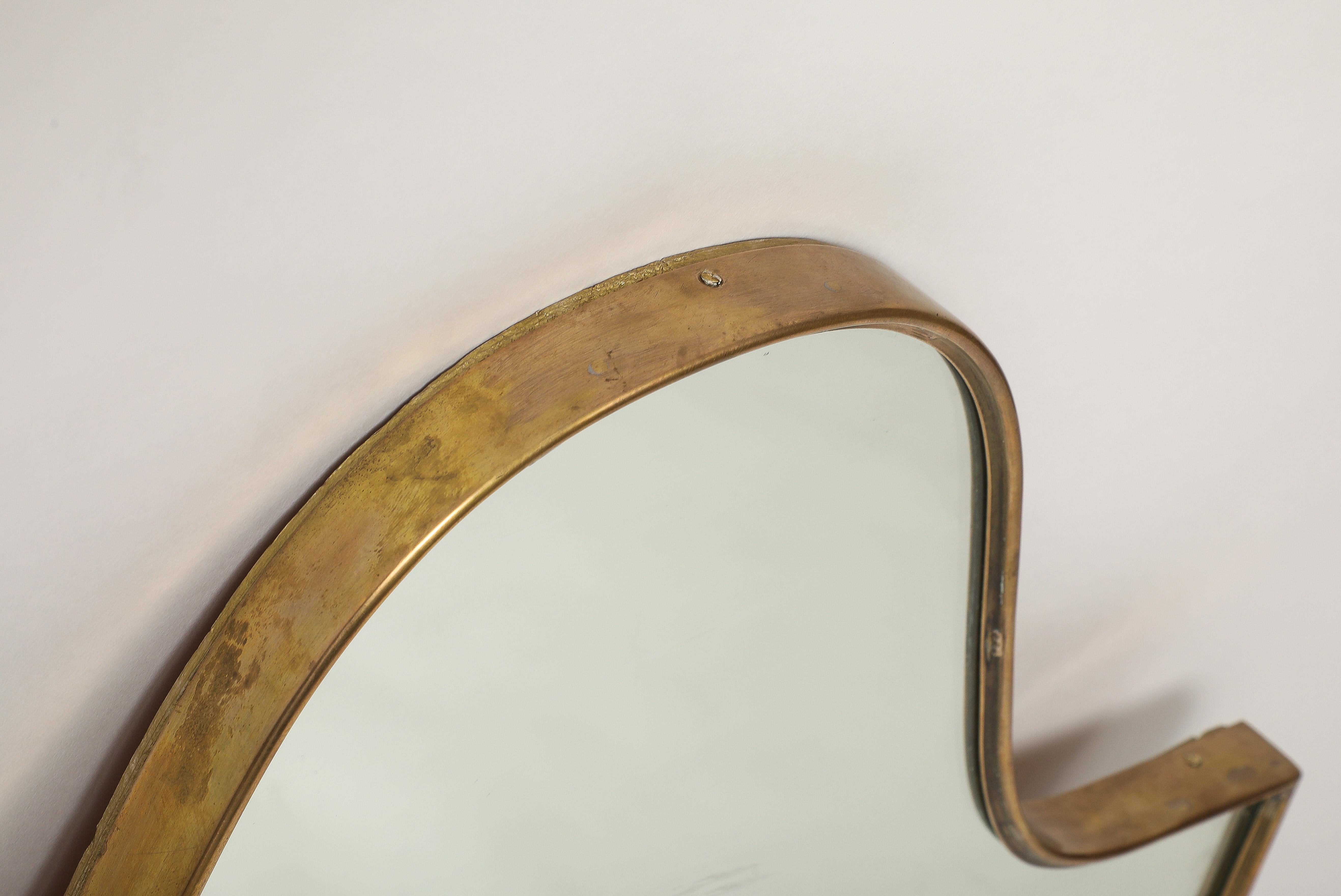 Milieu du XXe siècle Grand miroir en laiton en forme de bouclier, Italie du milieu du siècle dernier, années 1950 en vente