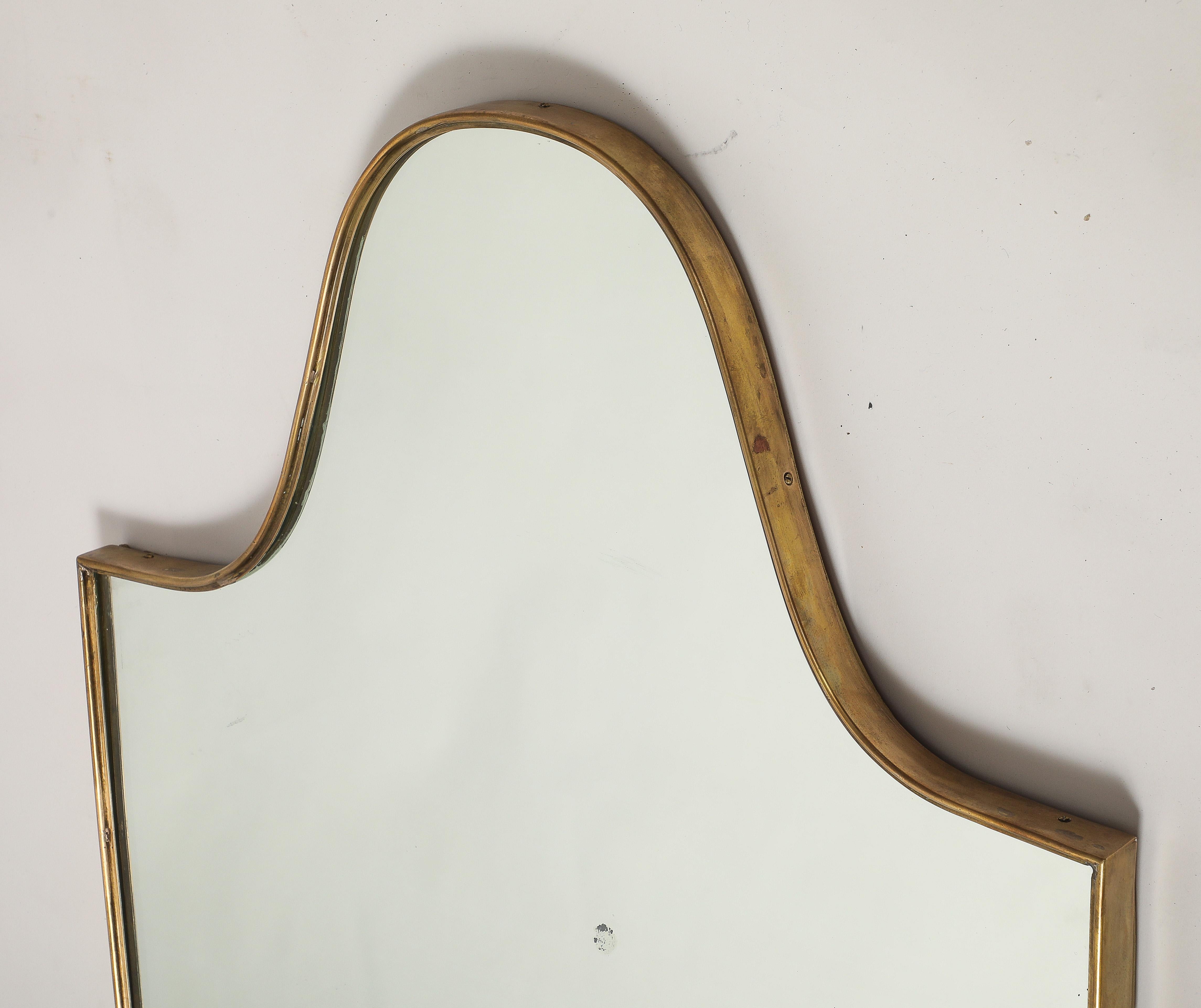 Laiton Grand miroir en laiton en forme de bouclier, Italie du milieu du siècle dernier, années 1950 en vente