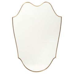 Specchio da parete in ottone a forma di scudo di grandi dimensioni, 1950