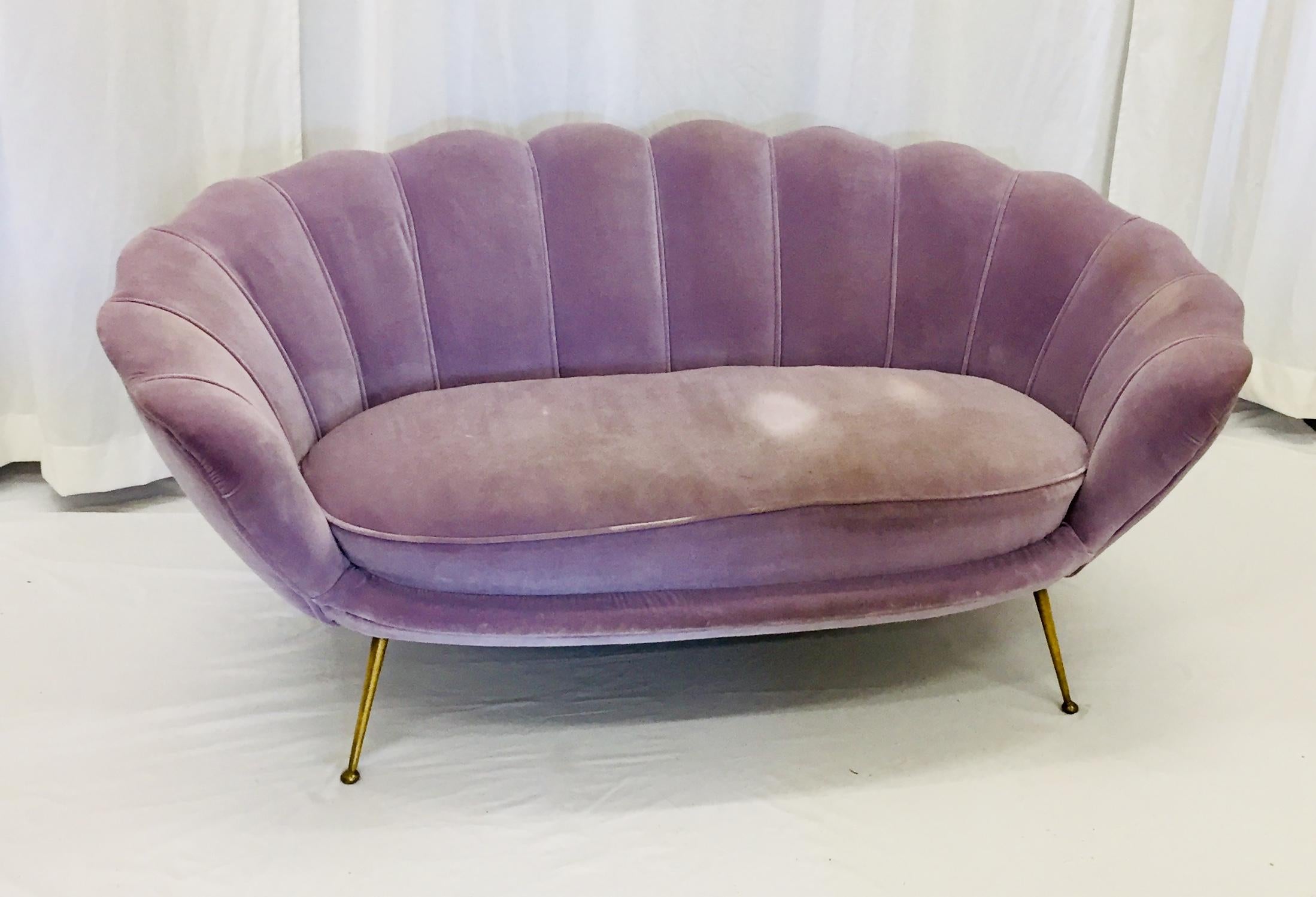 Italienisches Loveseat-Sofa aus lila Samt im Stil von Marco Zanuso, ETRA, Mitte des Jahrhunderts (Ende des 20. Jahrhunderts) im Angebot