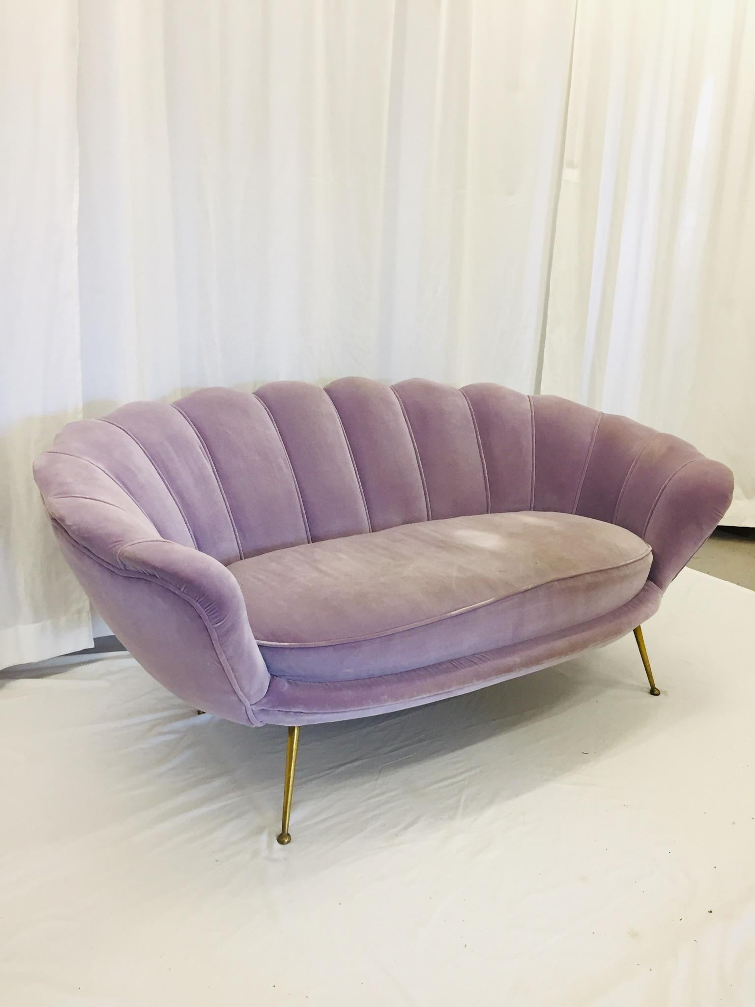 Italienisches Loveseat-Sofa aus lila Samt im Stil von Marco Zanuso, ETRA, Mitte des Jahrhunderts (Messing) im Angebot