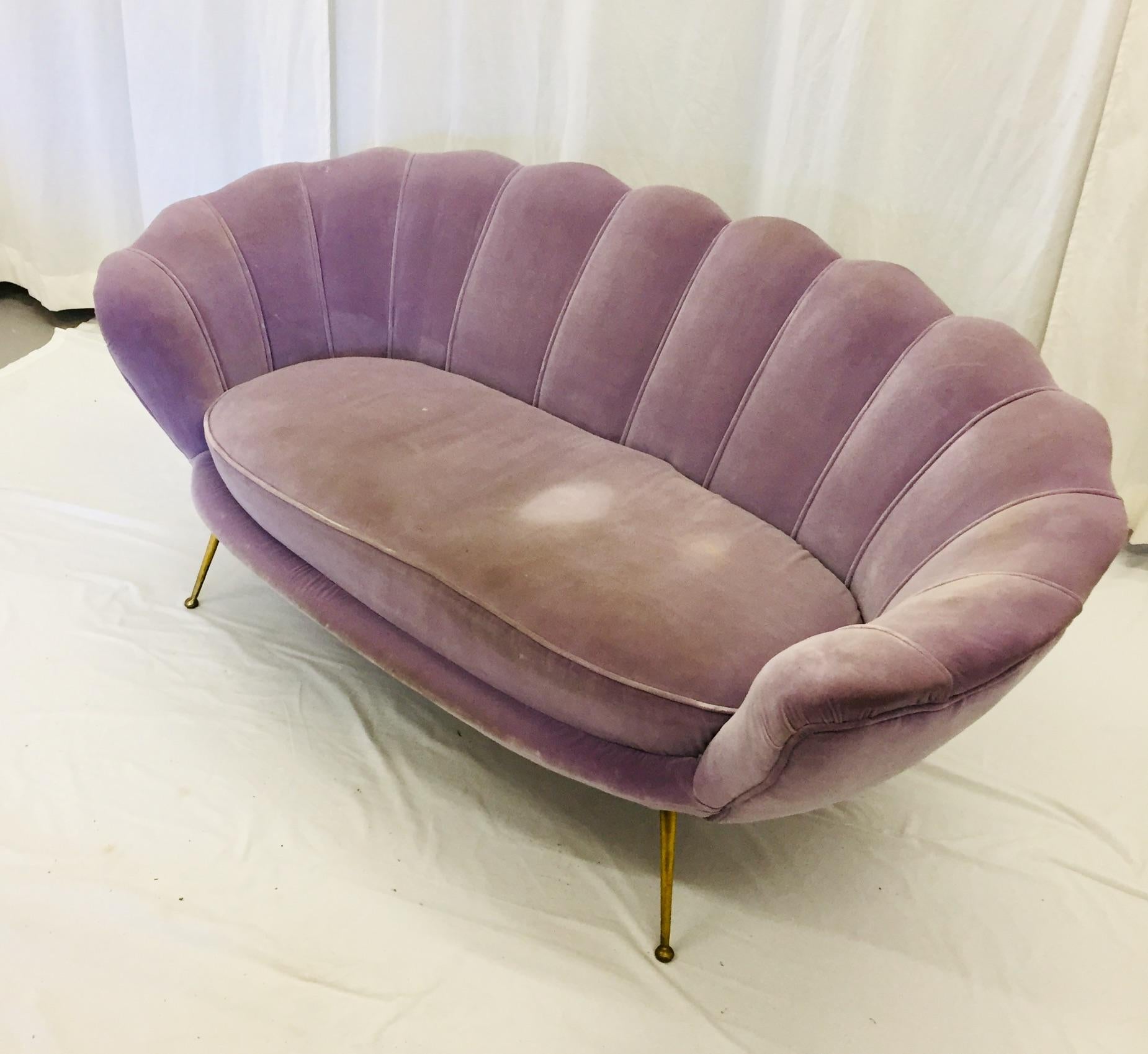 Italienisches Loveseat-Sofa aus lila Samt im Stil von Marco Zanuso, ETRA, Mitte des Jahrhunderts im Angebot 1