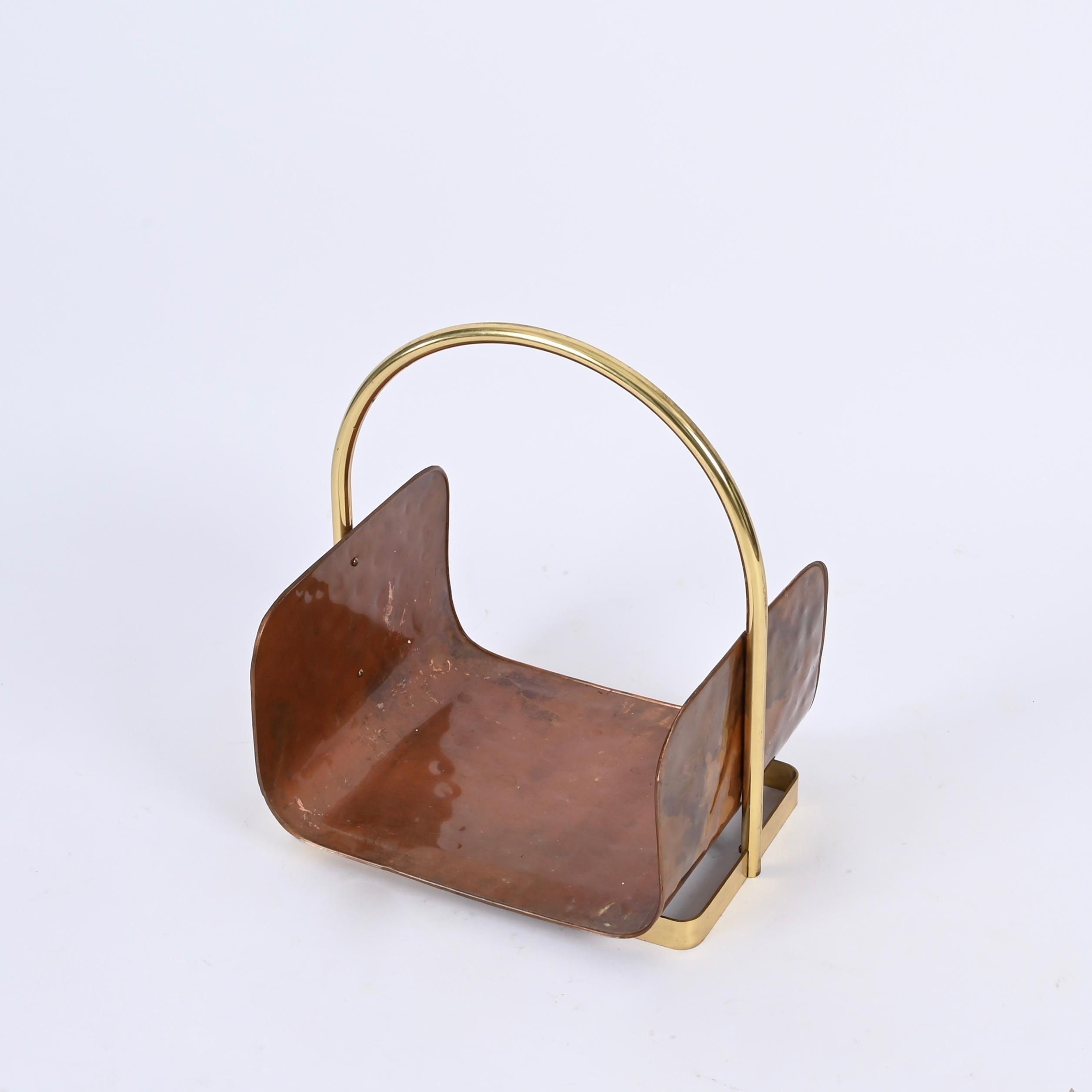 Midcentury Italian Magazine Rack in Hammered Copper and Brass, Italy 1970s For Sale 5