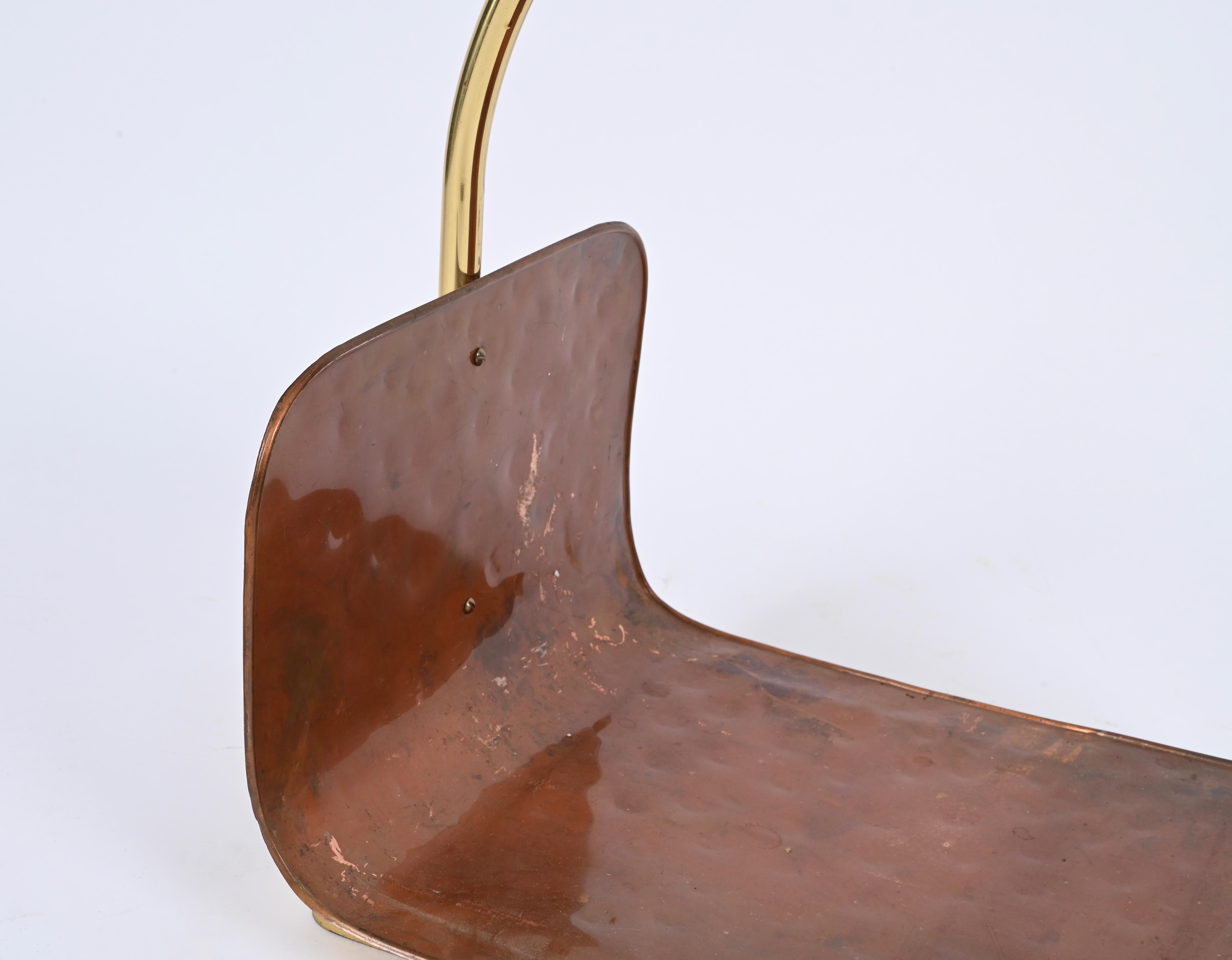 Midcentury Italian Magazine Rack in Hammered Copper and Brass, Italy 1970s For Sale 6