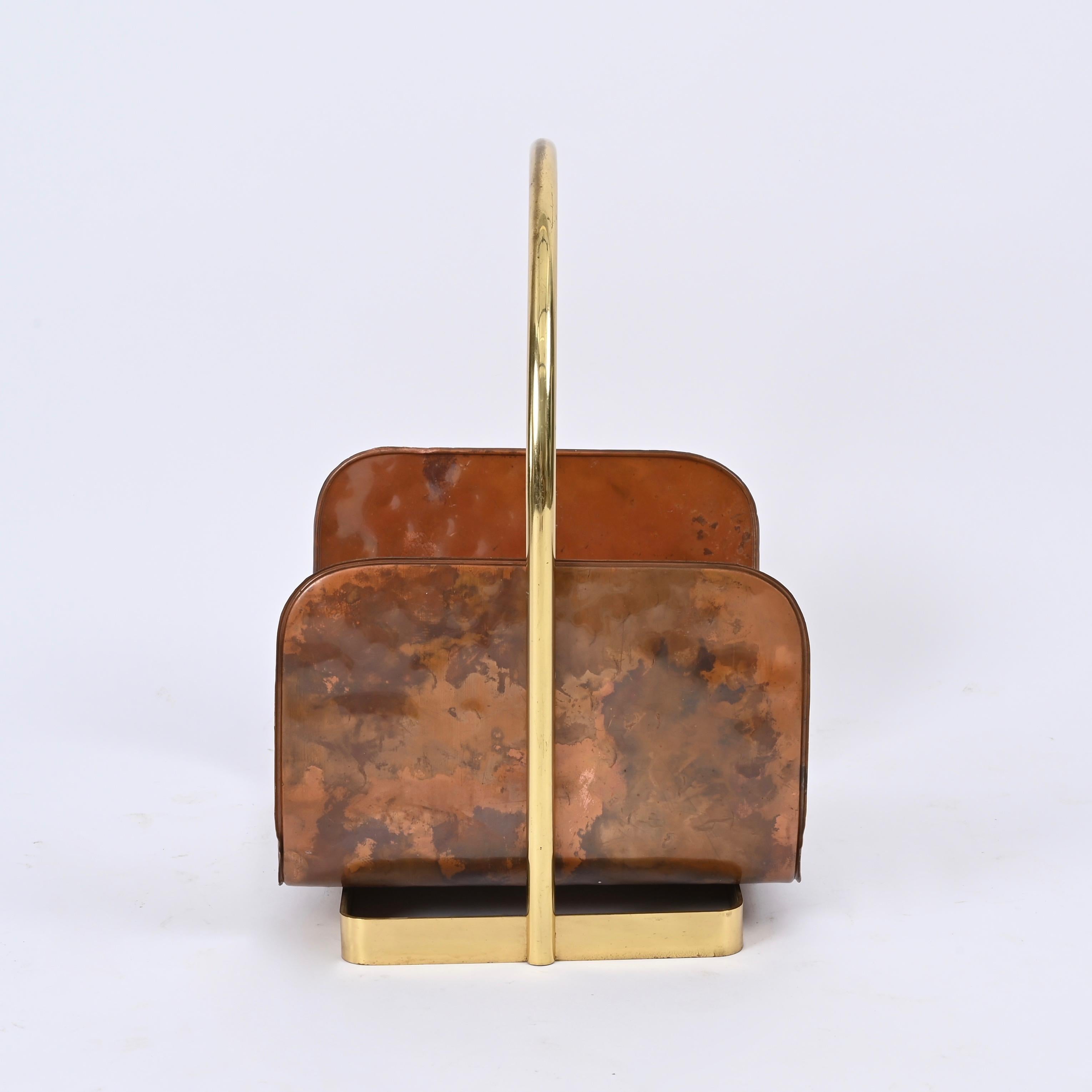 Midcentury Italian Magazine Rack in Hammered Copper and Brass, Italy 1970s For Sale 7