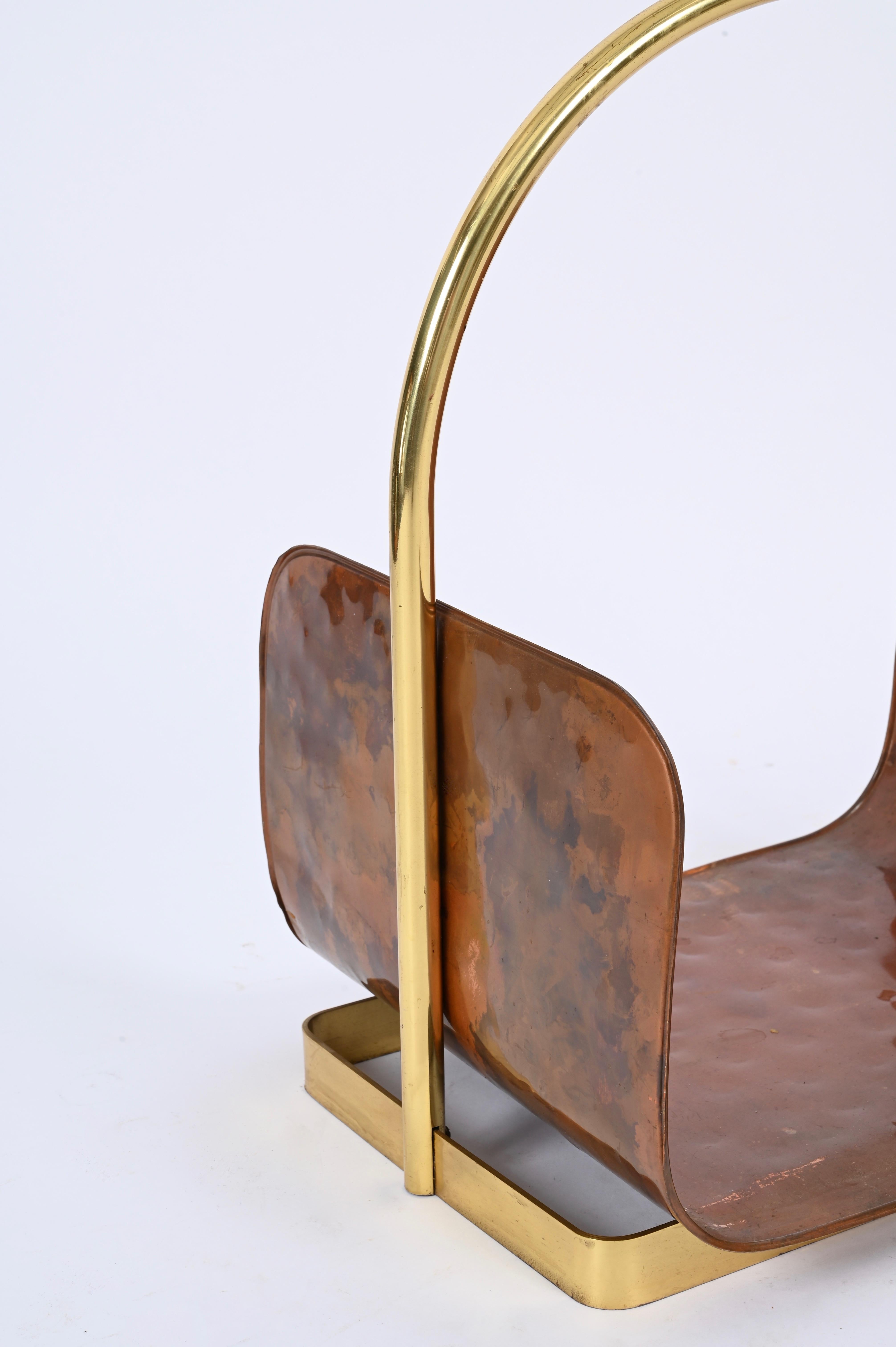 Midcentury Italian Magazine Rack in Hammered Copper and Brass, Italy 1970s For Sale 10
