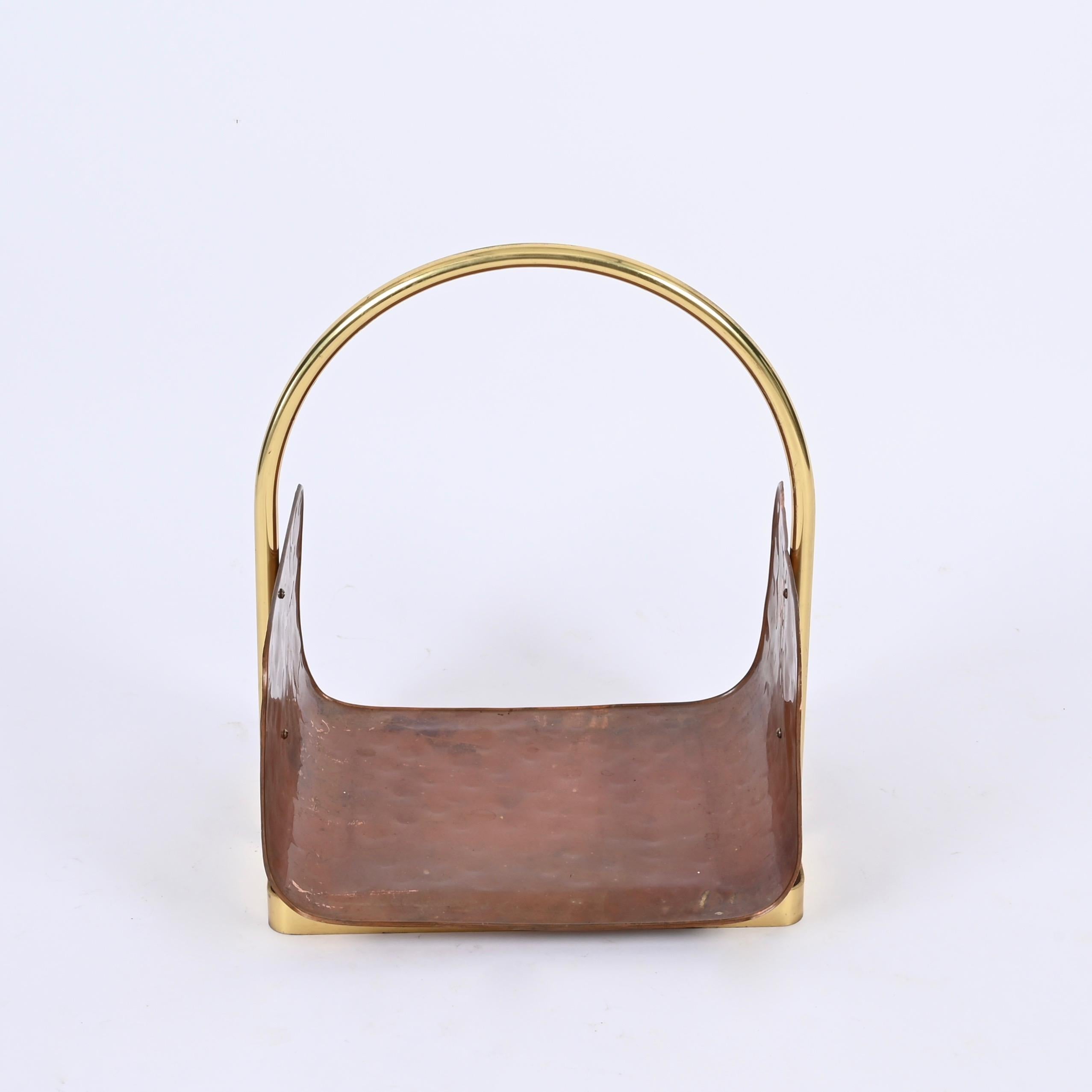 Midcentury Italian Magazine Rack in Hammered Copper and Brass, Italy 1970s In Good Condition For Sale In Roma, IT