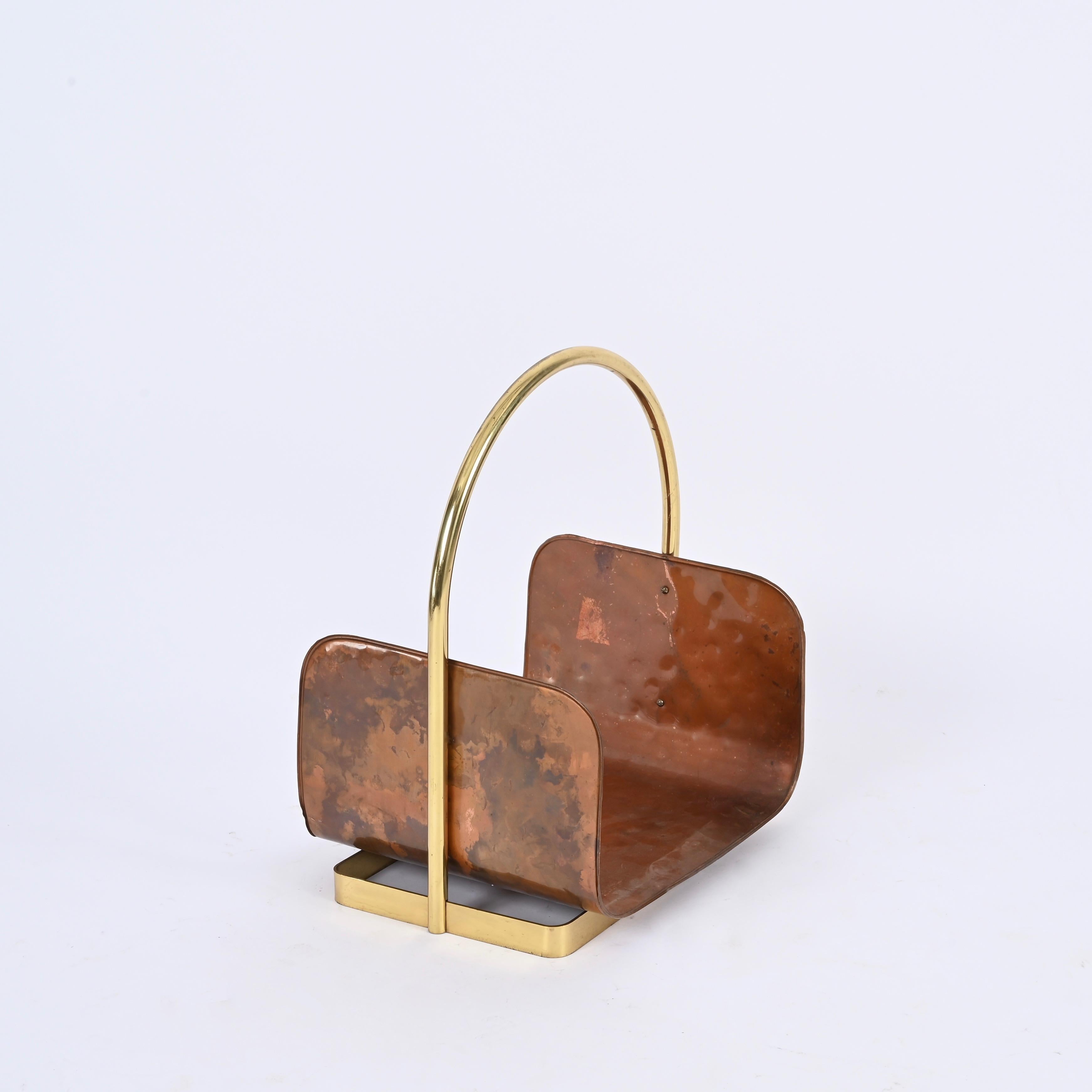 Midcentury Italian Magazine Rack in Hammered Copper and Brass, Italy 1970s For Sale 1