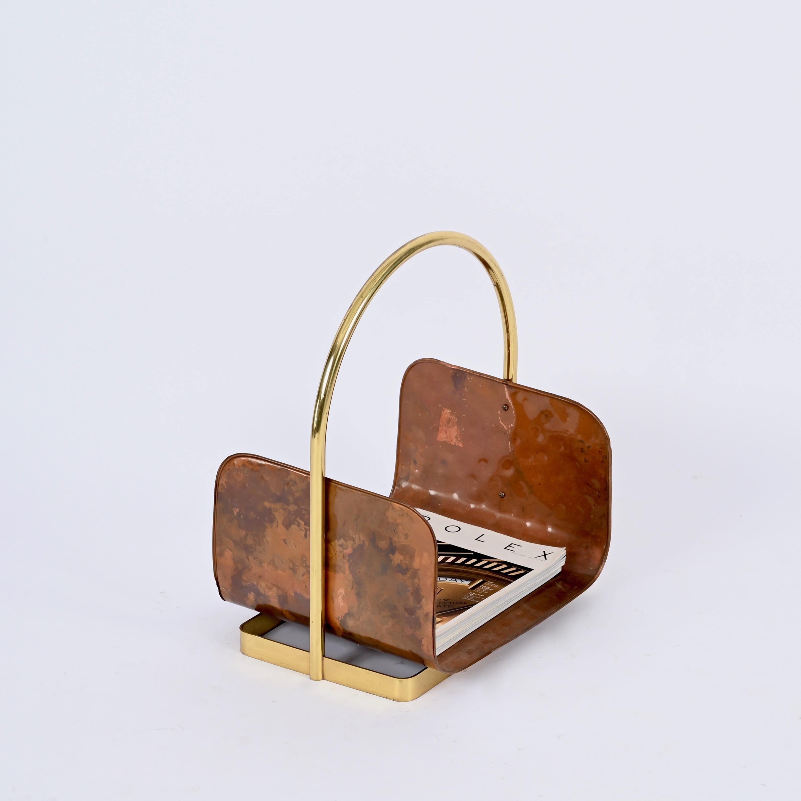 Midcentury Italian Magazine Rack in Hammered Copper and Brass, Italy 1970s For Sale 2