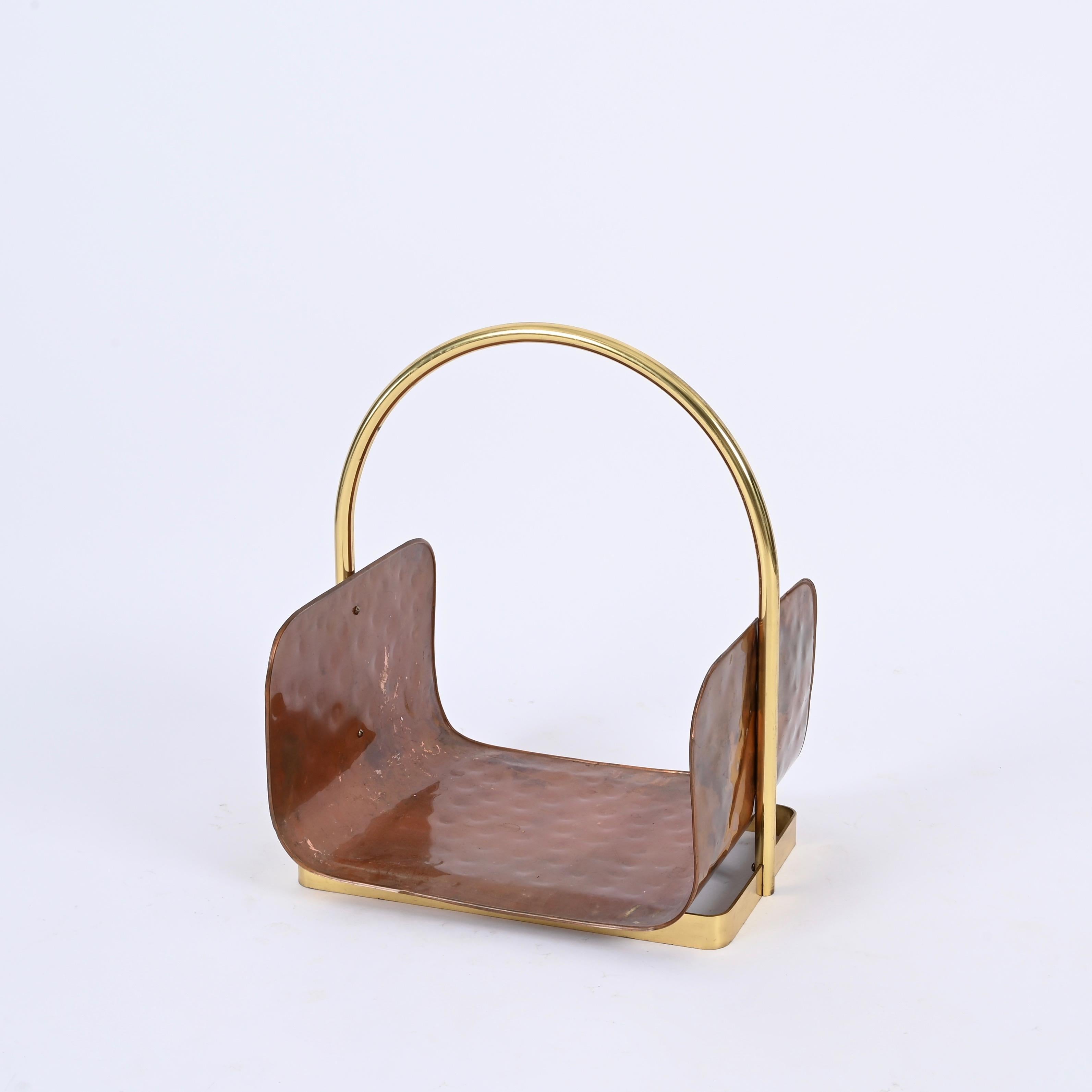 Midcentury Italian Magazine Rack in Hammered Copper and Brass, Italy 1970s For Sale 3