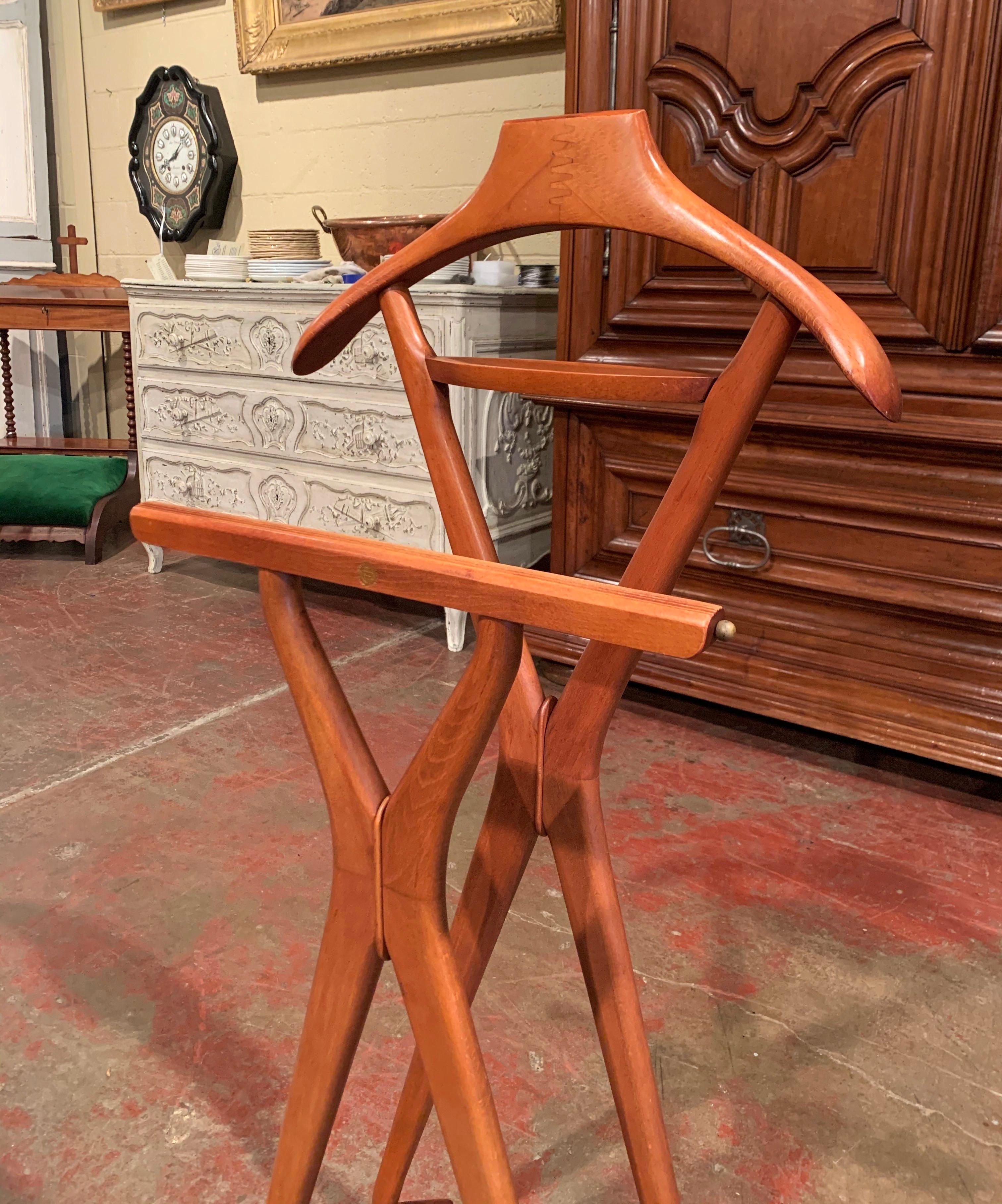 Decorate a master bathroom with this elegant Mid-Century Modern gentleman's valet; crafted and designed in Italy circa 1960 by Ico Parisi for Fratelli Reguitti, the valet made of maple, stands on a sculptural X-form frame supports with bottom