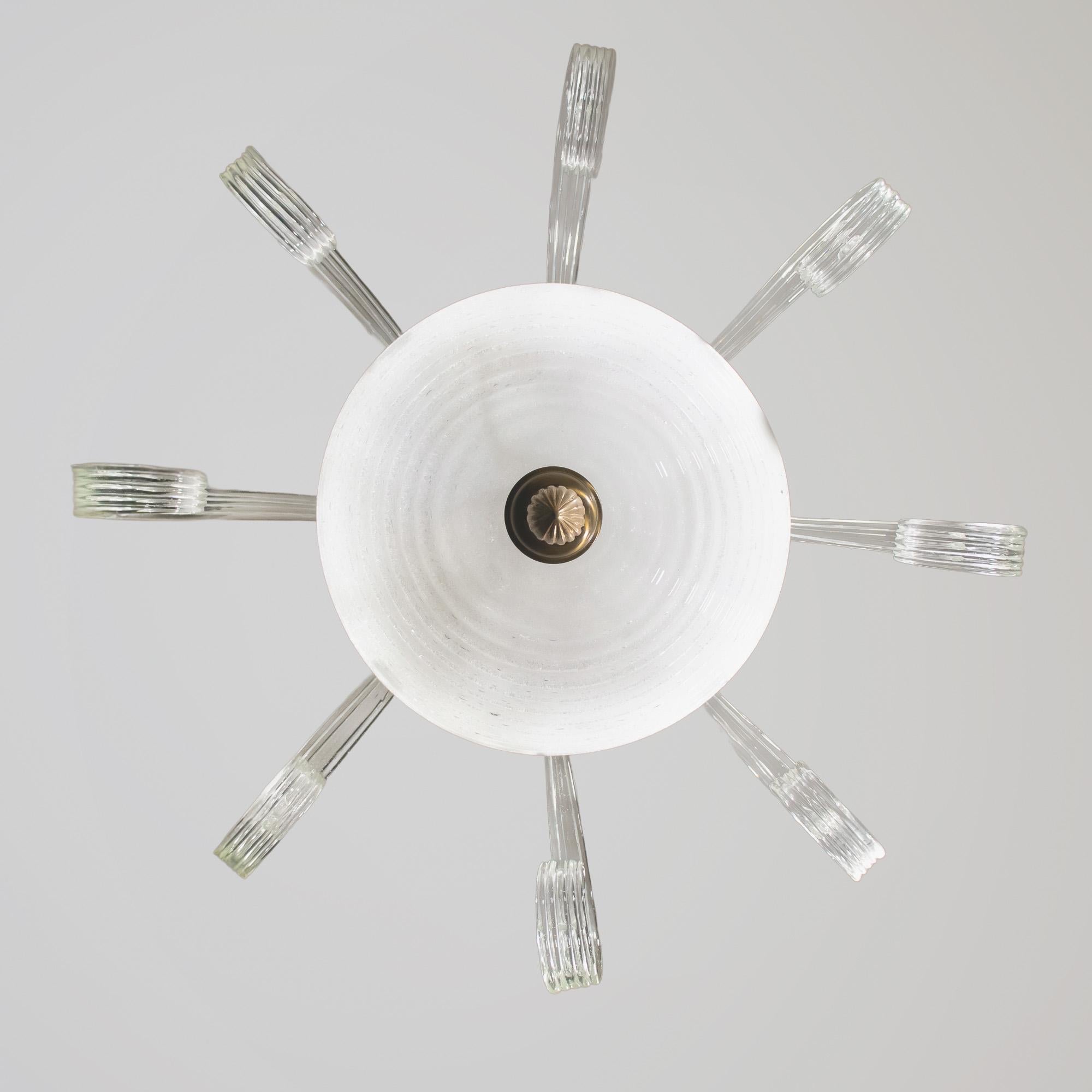 Vetro di Murano Lampadario di Murano della metà del secolo, di ispirazione Martinuzzi, Pulegoso e Lattimo in vendita