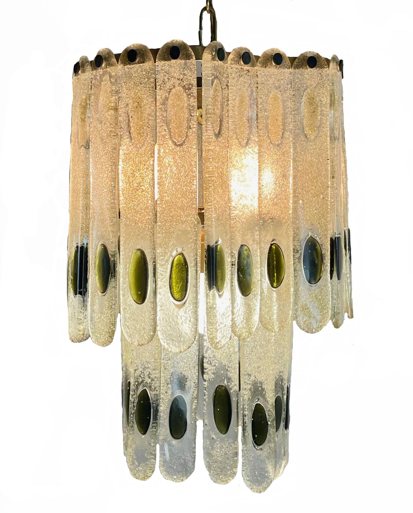 Straordinario lampadario di Mazzega Murano della metà del secolo scorso, realizzato a mano in vetro di Murano e ottone negli anni '60 circa. Vetro trasparente con dettagli verdi, ogni vetro è leggermente diverso dall'altro. Condizioni eccellenti,