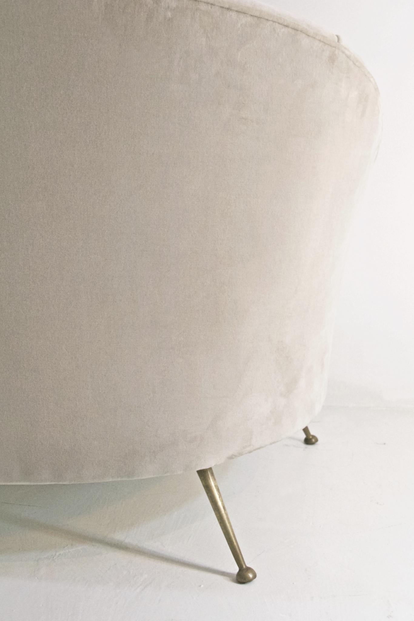 Italian Midcentury Clam Velvet Sofa In Excellent Condition In Albano Laziale, Rome/Lazio