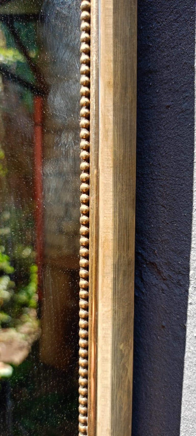 Ferronnerie Miroir italien du milieu du siècle avec cadre décoratif en laiton en vente