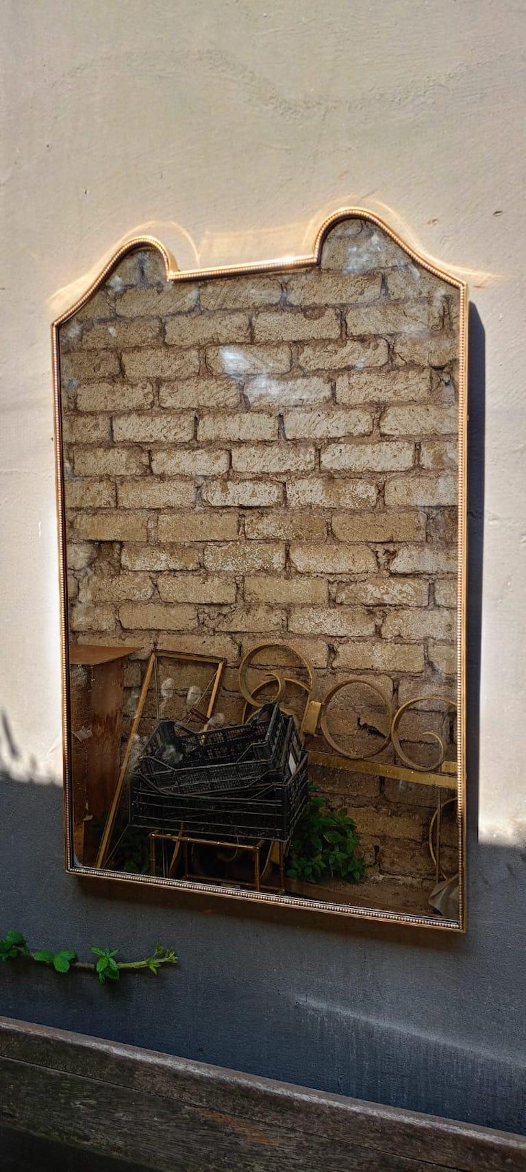 Miroir italien du milieu du siècle avec cadre décoratif en laiton Bon état - En vente à London, GB