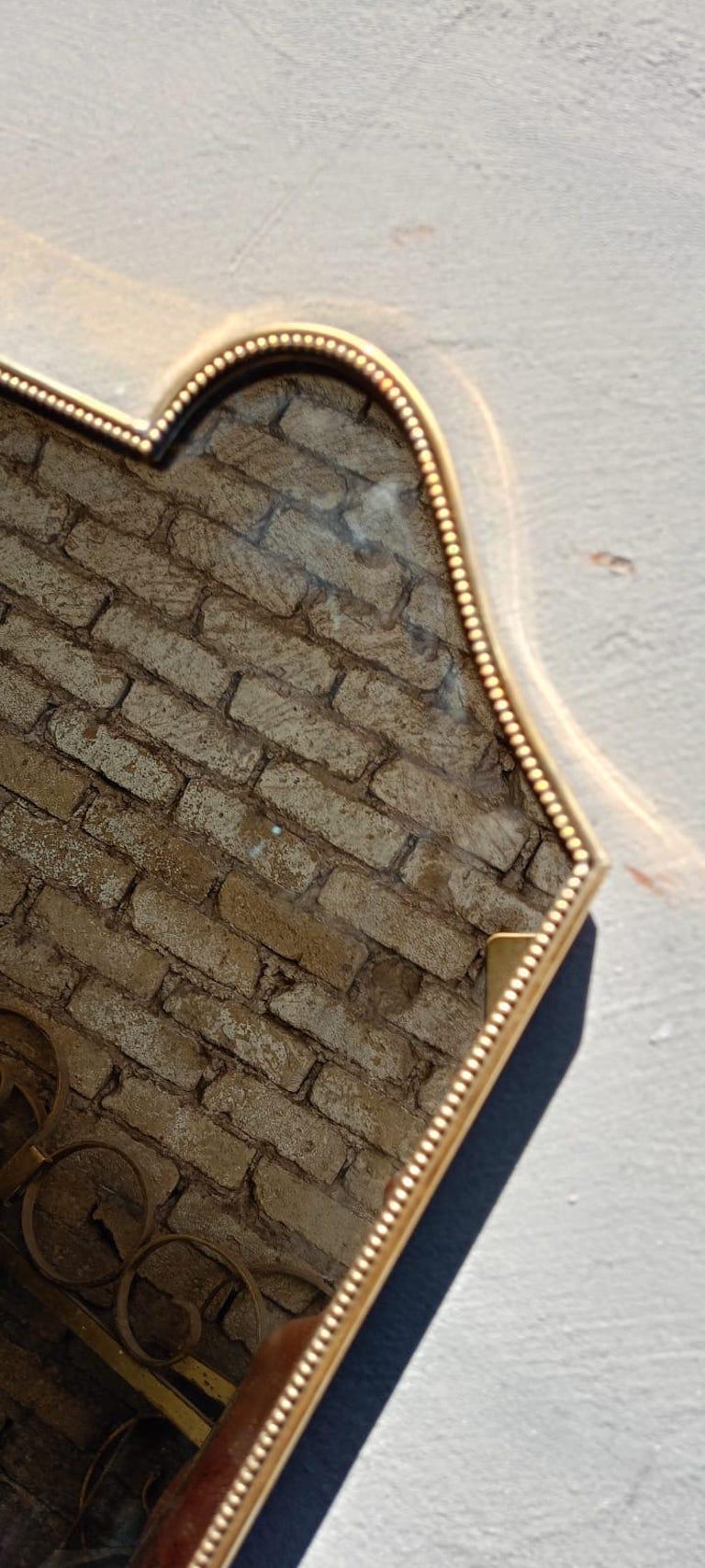Milieu du XXe siècle Miroir italien du milieu du siècle avec cadre décoratif en laiton en vente
