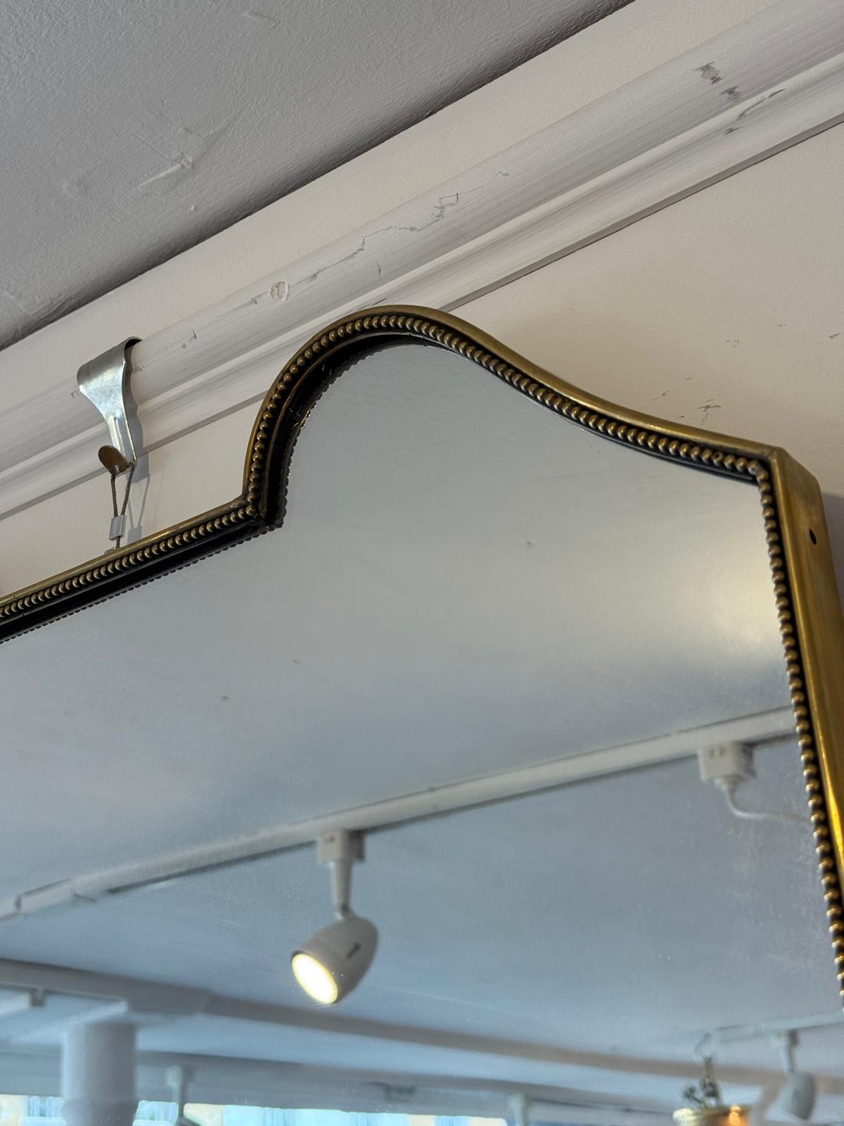 Laiton Miroir italien du milieu du siècle avec cadre décoratif en laiton en vente