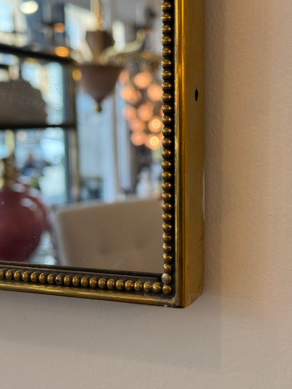 Miroir italien du milieu du siècle avec cadre décoratif en laiton en vente 2