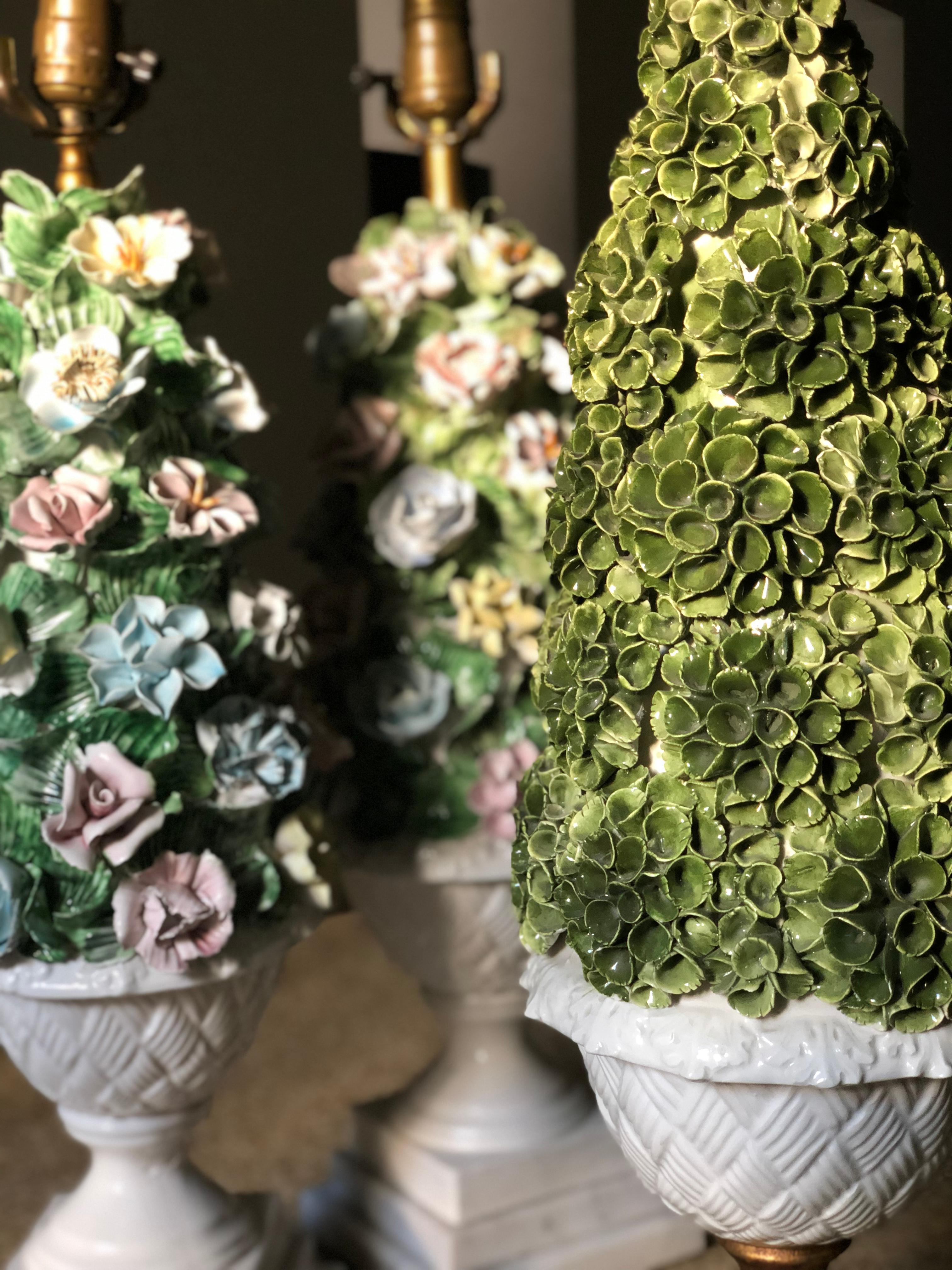 Italienische moderne Capodimonte-Porzellan-Tischlampen mit Blumenmuster aus der Jahrhundertmitte im Angebot 2