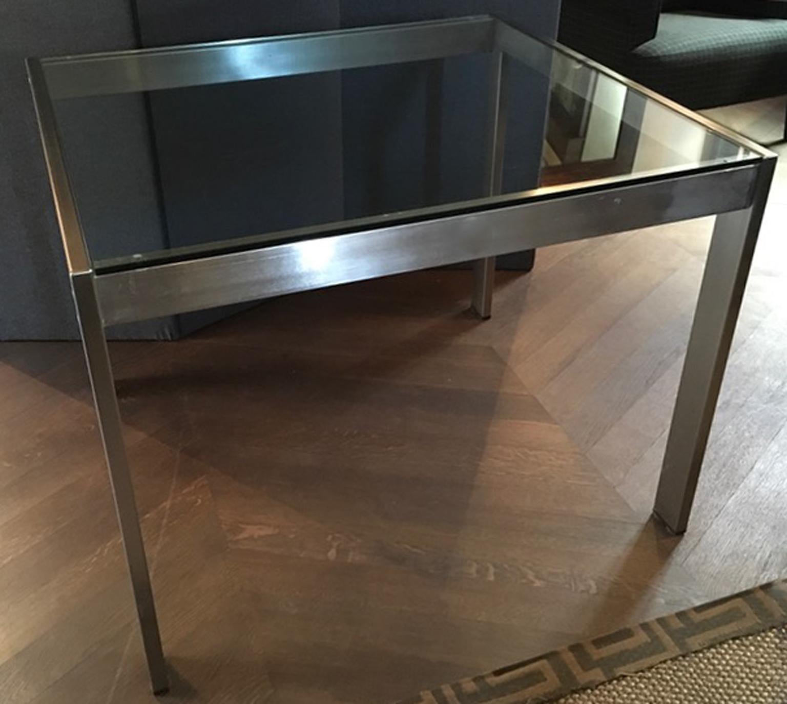 This modern Italian design desk, has been made in Milano, in circa 1960, an item of the ones custom-made specially produced for the store Rinascente in Milano, following Gio Ponti style.
Slim and modern shape, with design details.
The photos shown