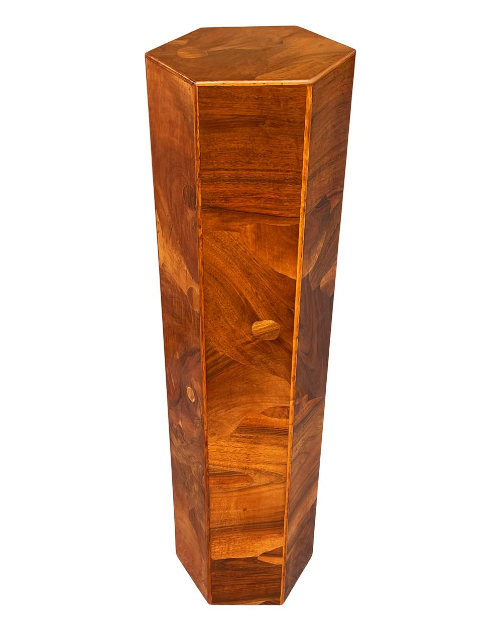 Un piédestal simple et élégant fabriqué en Italie vers les années 1960. Il se compose de différents placages de bois de ronce sur une forme hexagonale. Très propre et prêt à l'emploi.